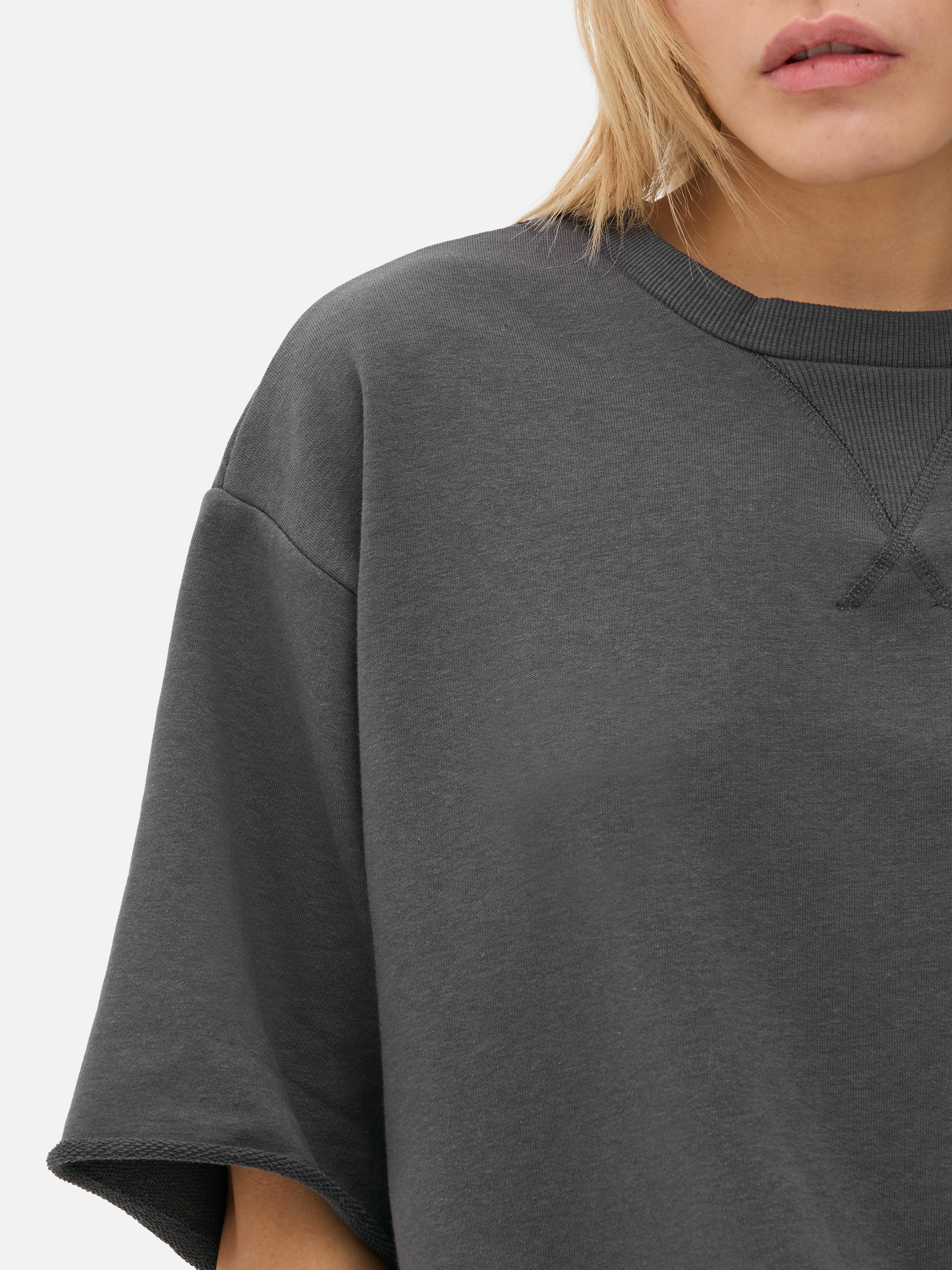 Kurzarm-Sweatshirt. Dieses Sweatshirt hat eine normale Passform, einen Rundhalsausschnitt und kurze Ärmel.
