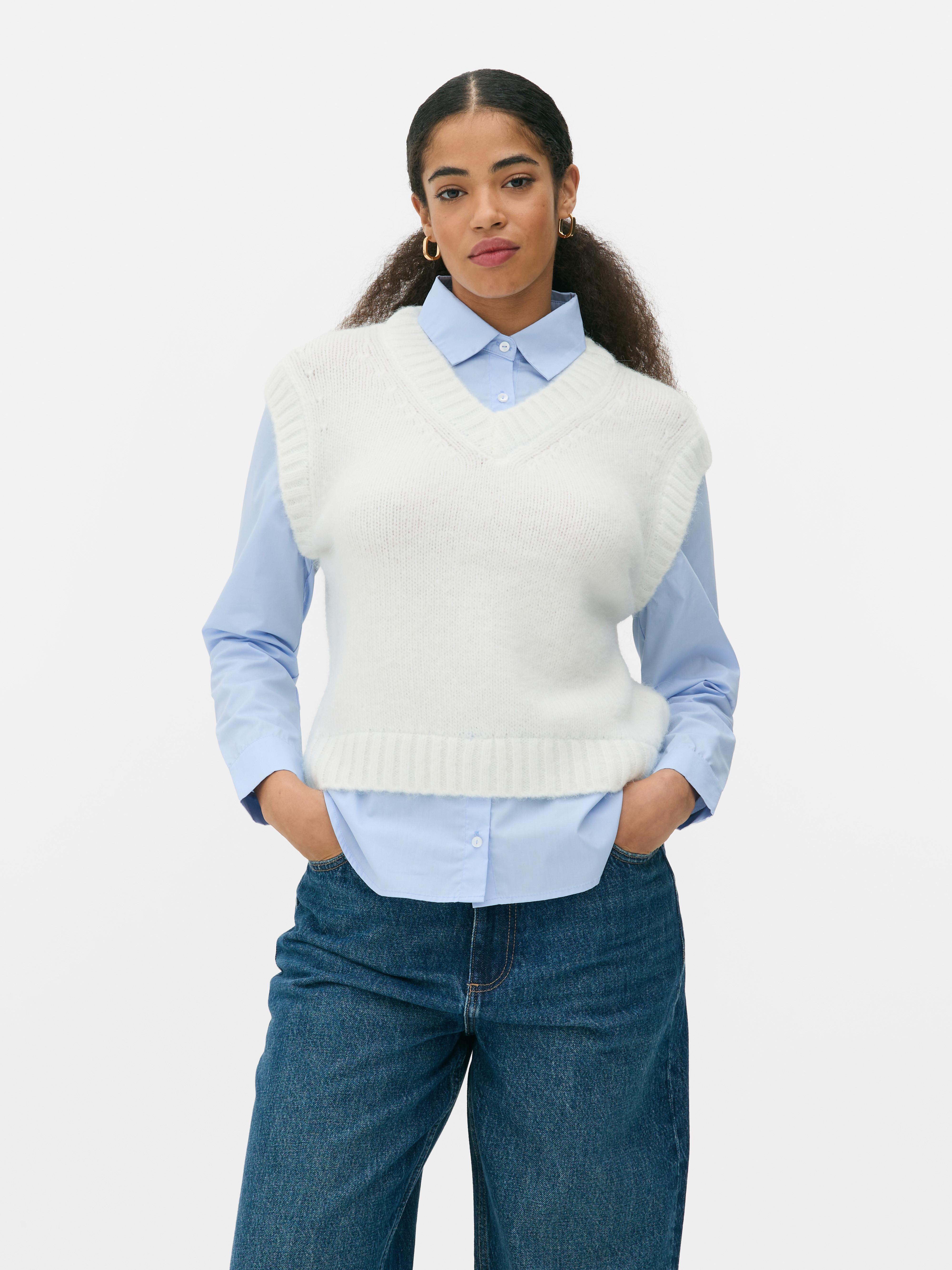 Cămașă și vestă 2 în 1. Optează pentru un stil lejer cu această vestă tricotată, cu guler pe dedesubt.