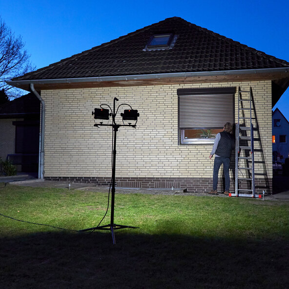 LED-bygglampa med utdragbart stativ