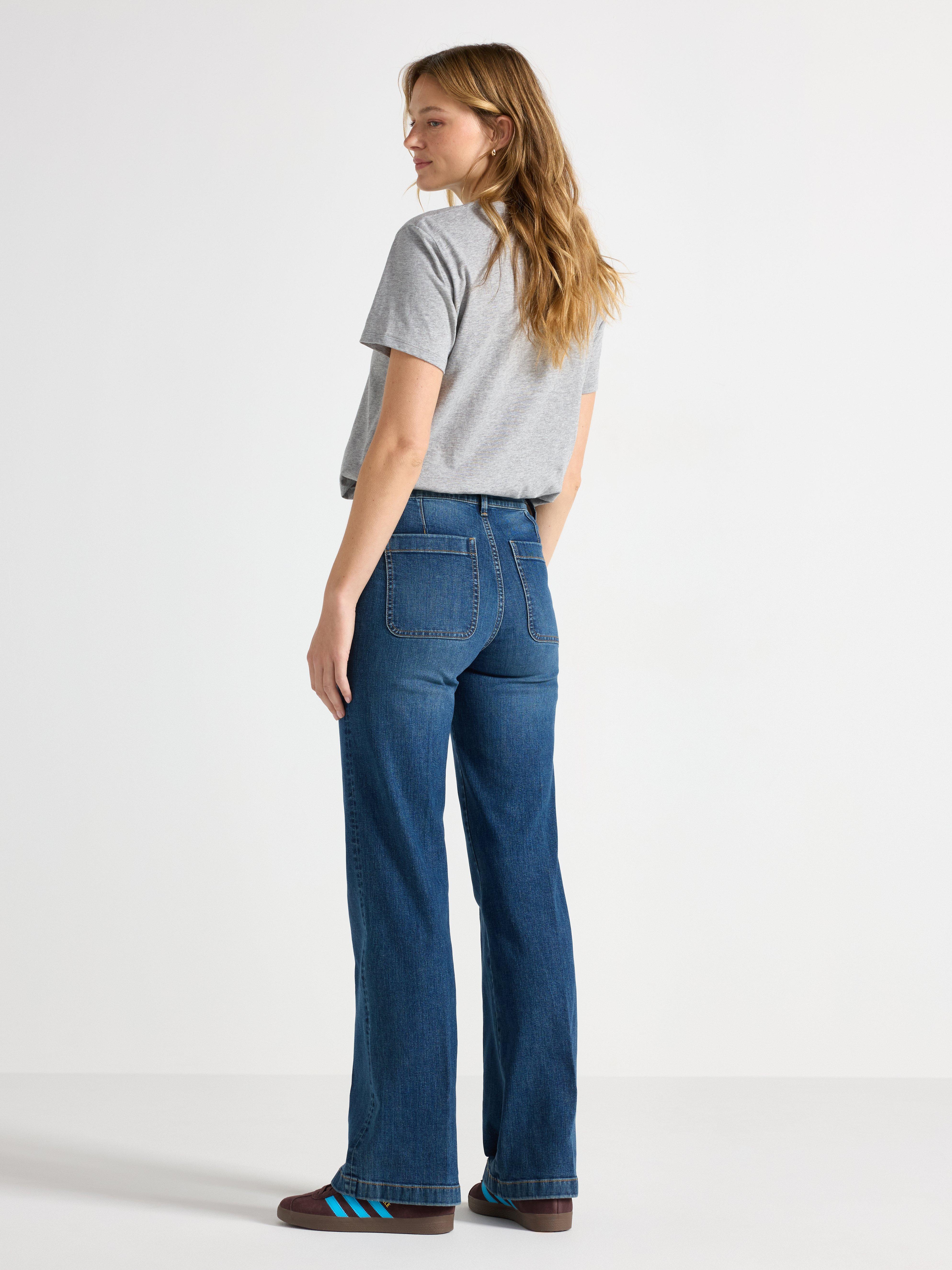 Calça jeans WIDE stretch com pernas largas, em denim médio.