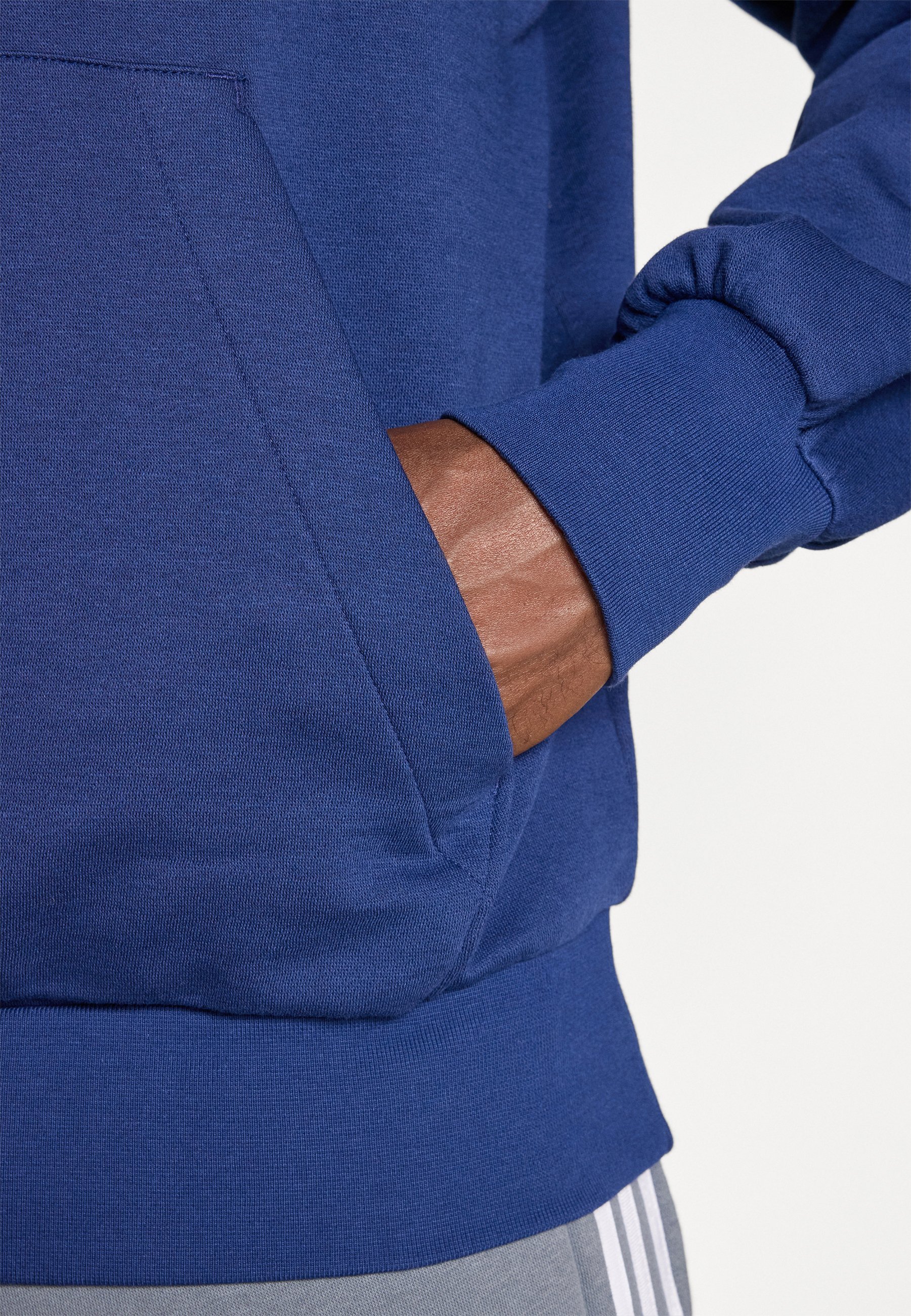 Felpa con cappuccio adidas Sportswear FEELCOZY - blu scuro/bianco