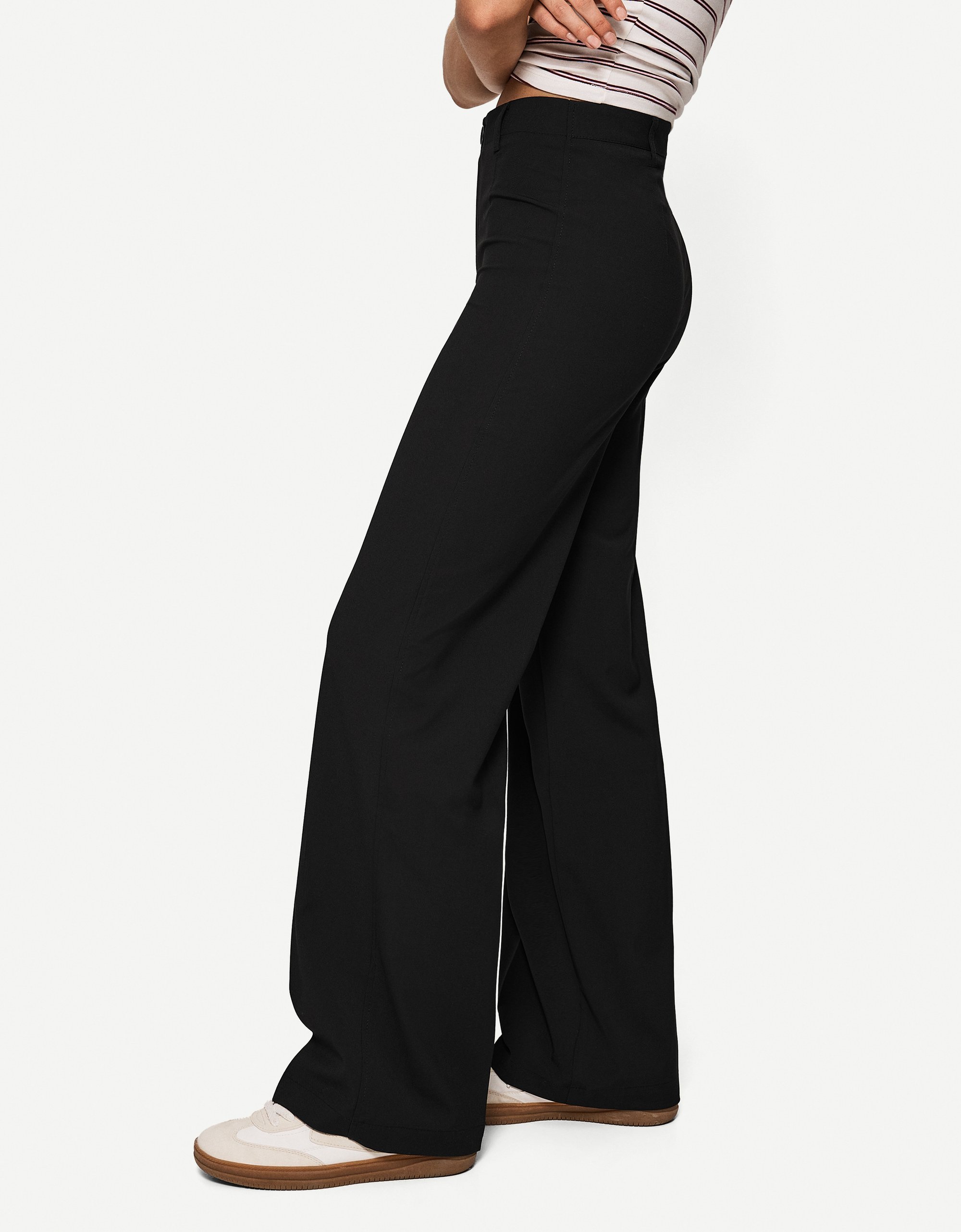 Pantalon Bershka à jambes larges et coupe ajustée - noir