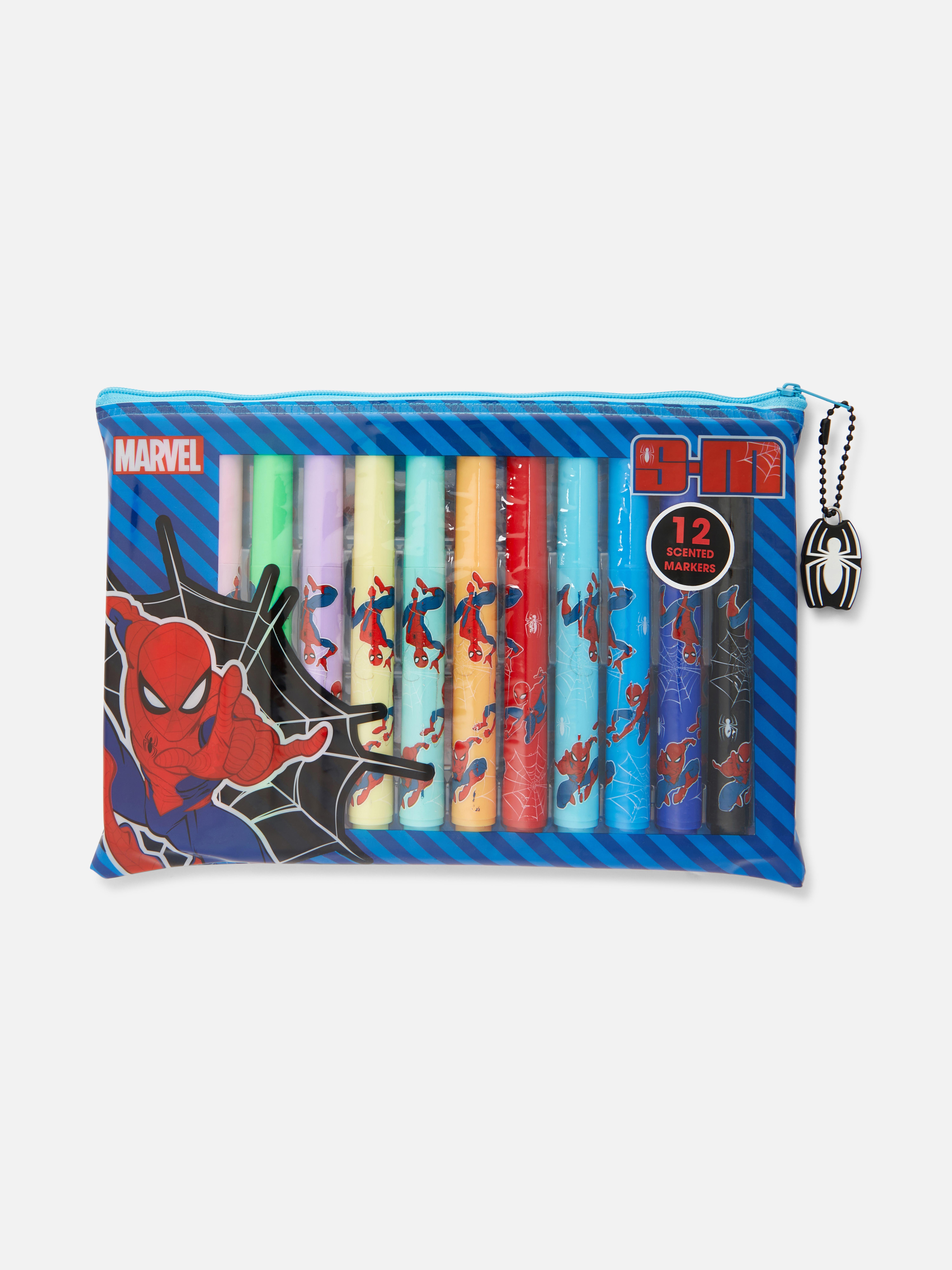 MARVEL Spider-Man Duftstäbchen, 12er-Set. Zwölf Duftstäbchen in verschiedenen Farben mit Spider-Man-Motiv.