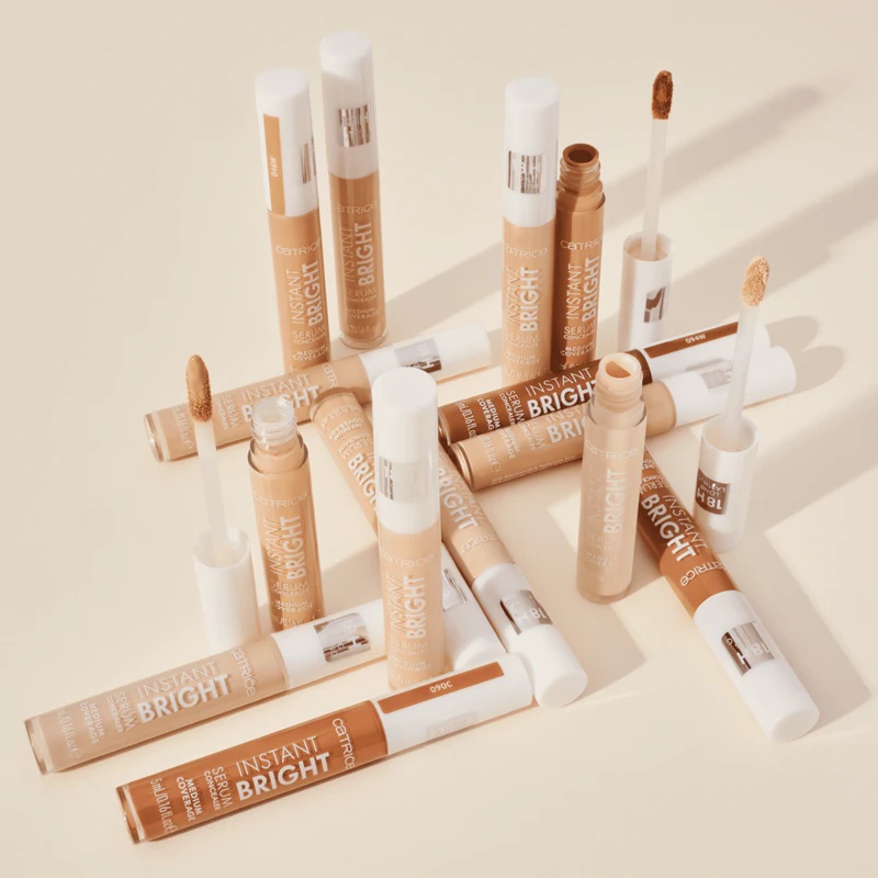 „Catrice Instant Bright Serum“ skaistinamasis maskuoklis su drėkinamuoju efektu.