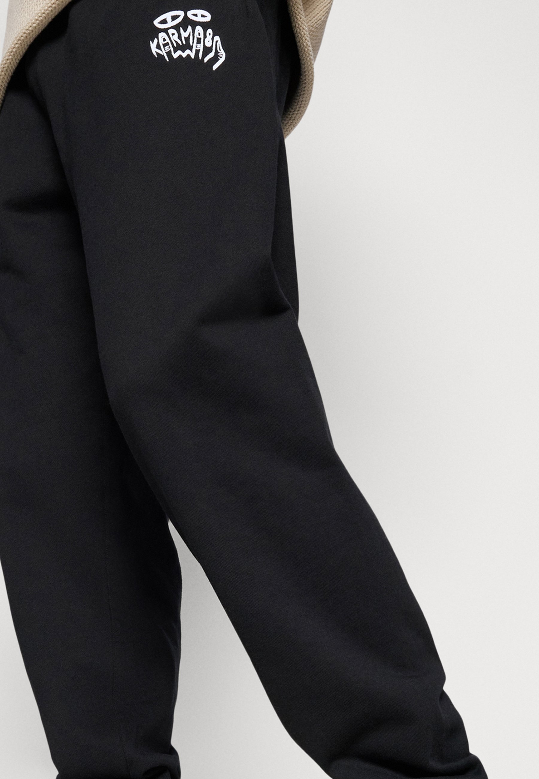 Karma8a THE REAL SWEATPANTS - Pantaloni della tuta - neri