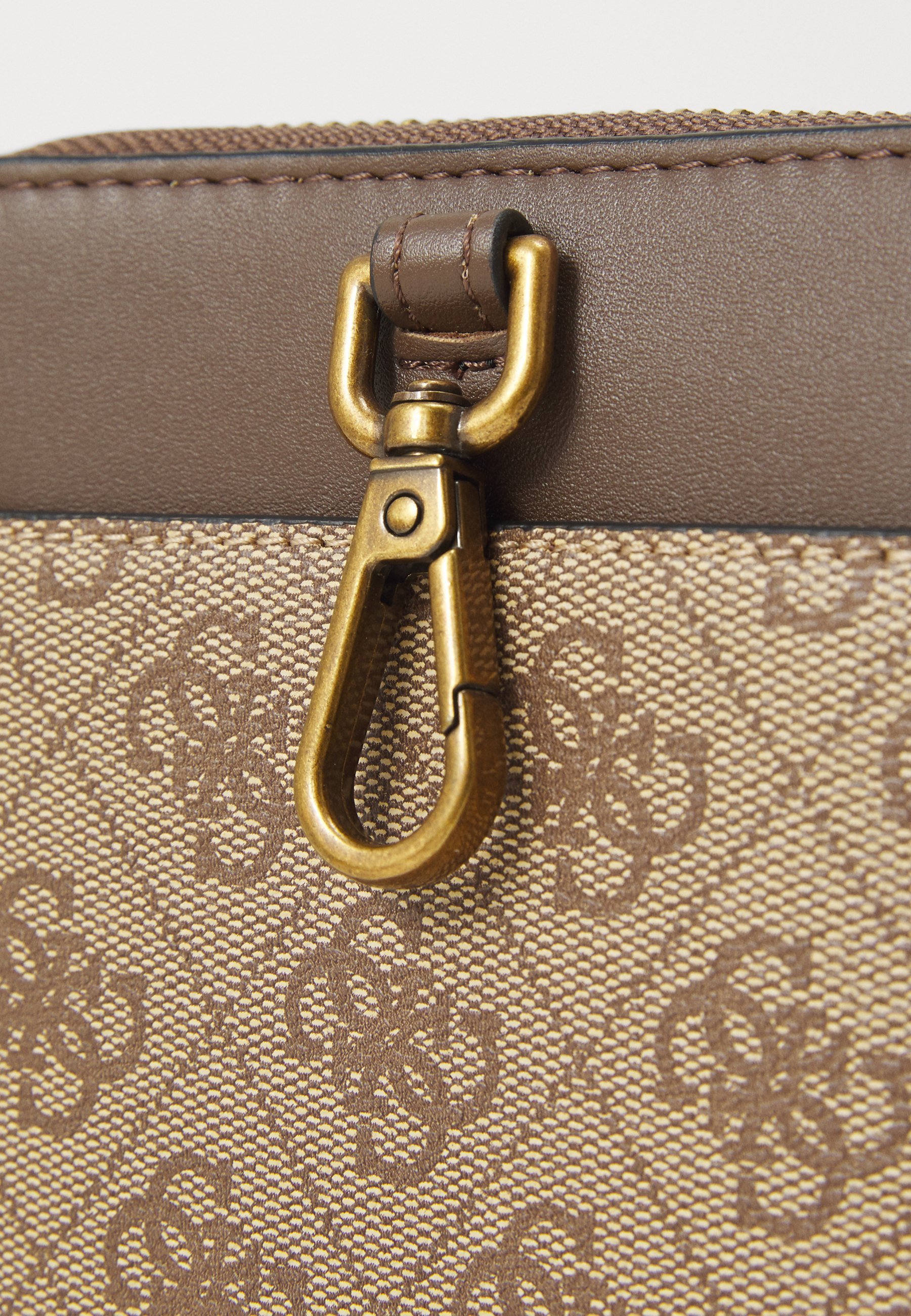 Guess MILANO PASPOORTHOES - Portemonnee - beige/bruin