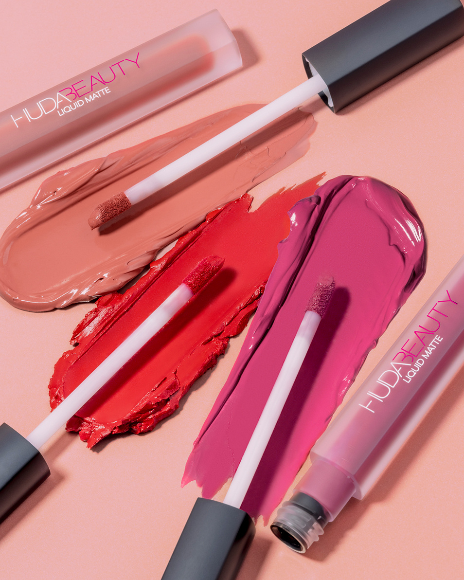 HUDA BEAUTY ΥΓΡΟ ΜΑΤ ΚΡΑΓΙΟΝ ΜΕΓΑΛΗΣ ΑΝΕΣΗΣ ΠΟΥ ΑΝΤΙΜΕΤΩΠΙΖΕΤΑΙ