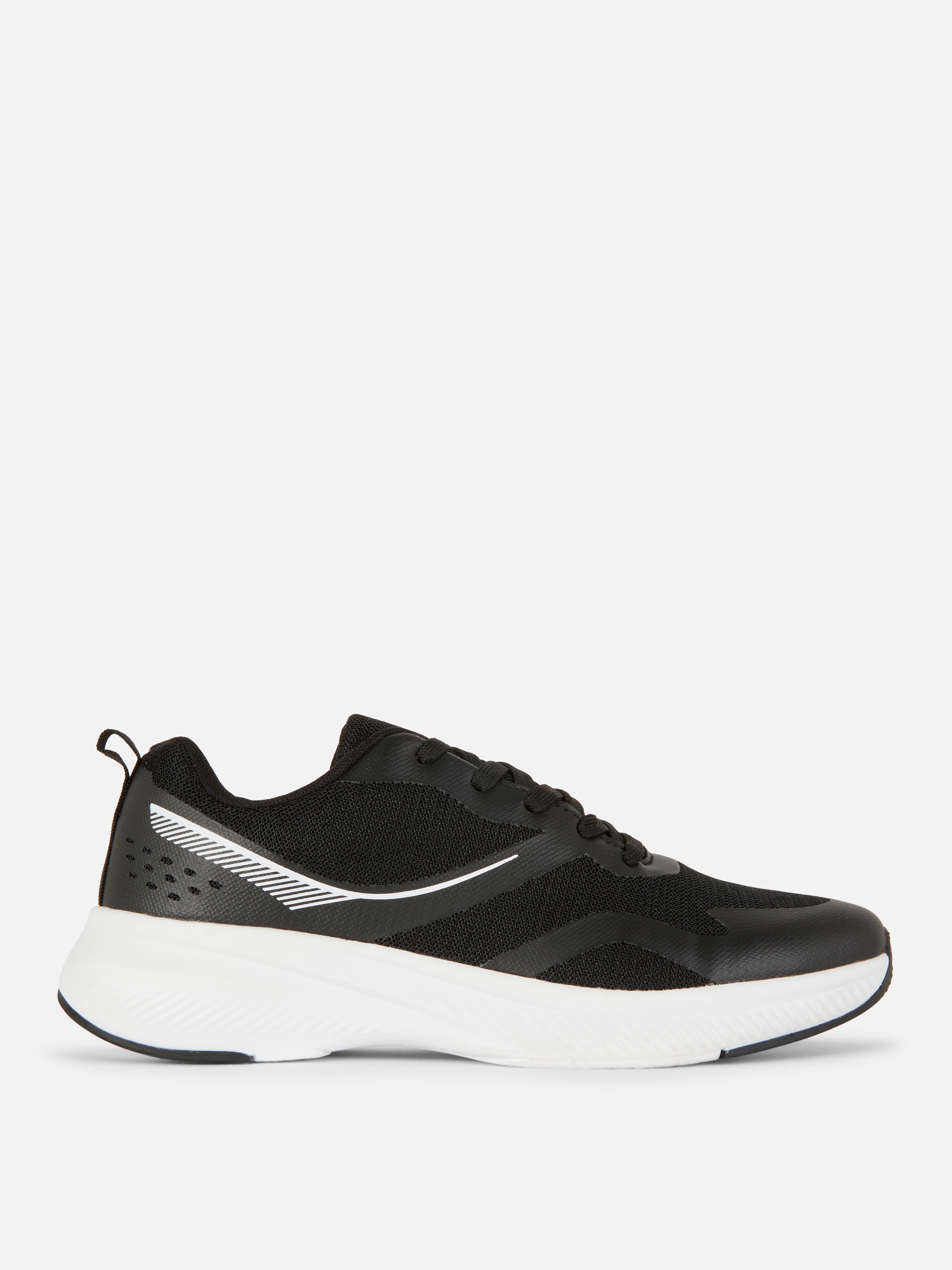 Sportliche Sneaker mit Schnürsenkeln und einer stromlinienförmigen Silhouette
