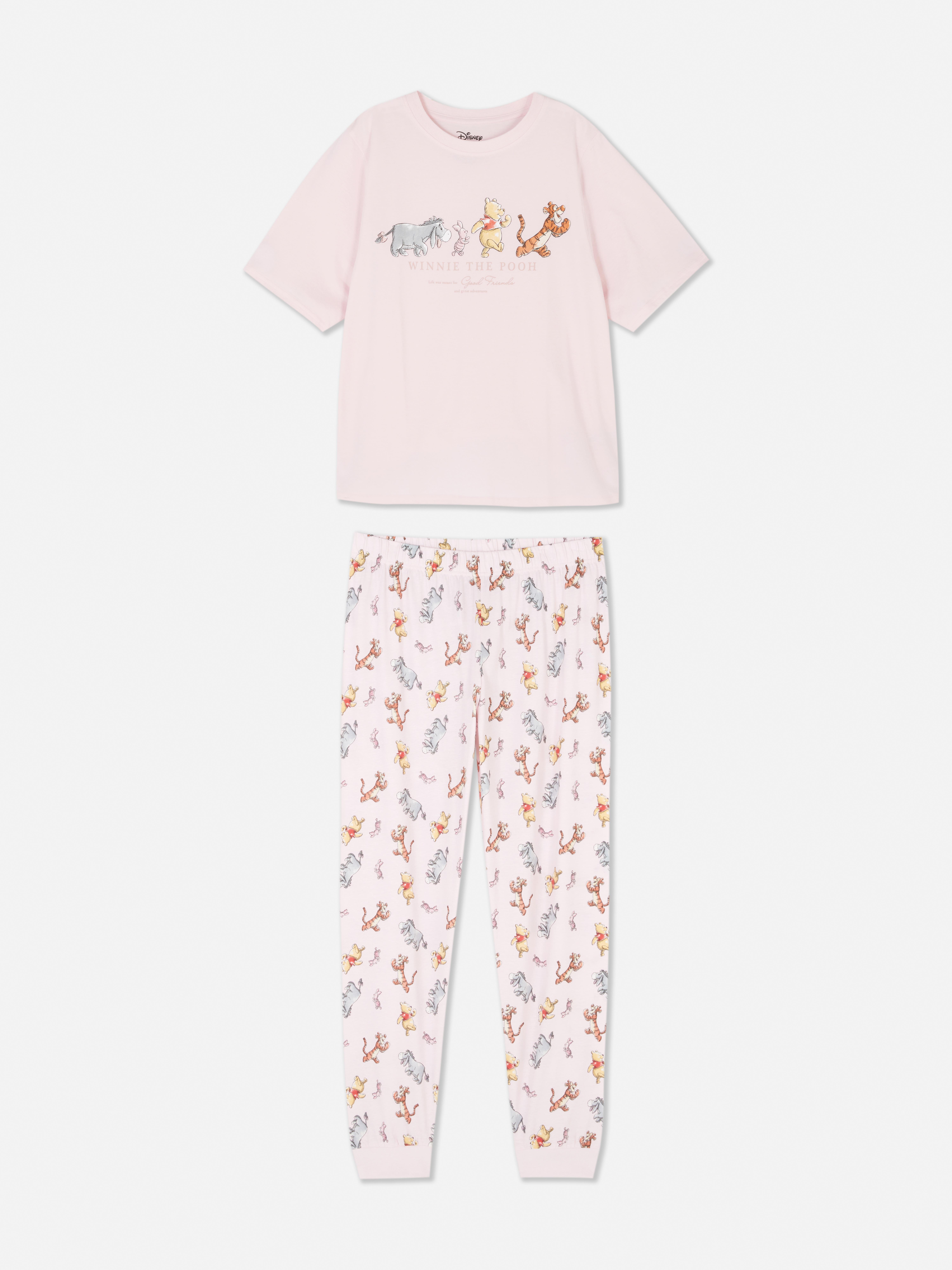 Pyjama Disney-hahmoilla. On aika rentoutua viehättävissä Disney-pyjamissamme.