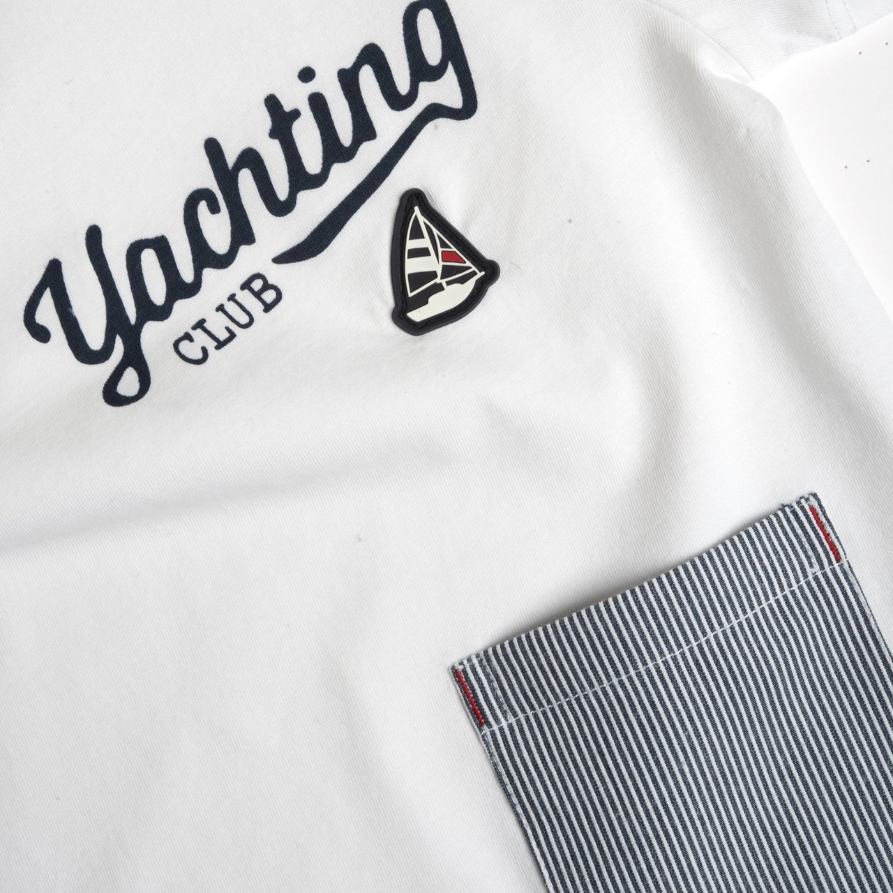 Kurzärmeliges T-Shirt mit aufgesetzter Tasche