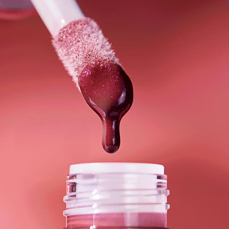 Catrice ETERNAL RED lippenolie met een volumegevend effect