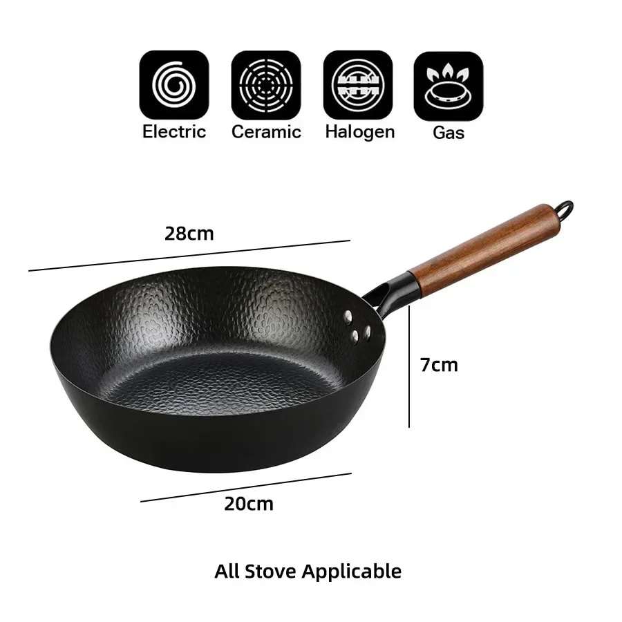 Poêle wok antiadhésive de 28 cm en fonte, non revêtue, idéale pour la cuisson des steaks, des crêpes et autres préparations culinaires. Fabriquée à la main, elle est compatible avec les plaques à gaz et à induction.
