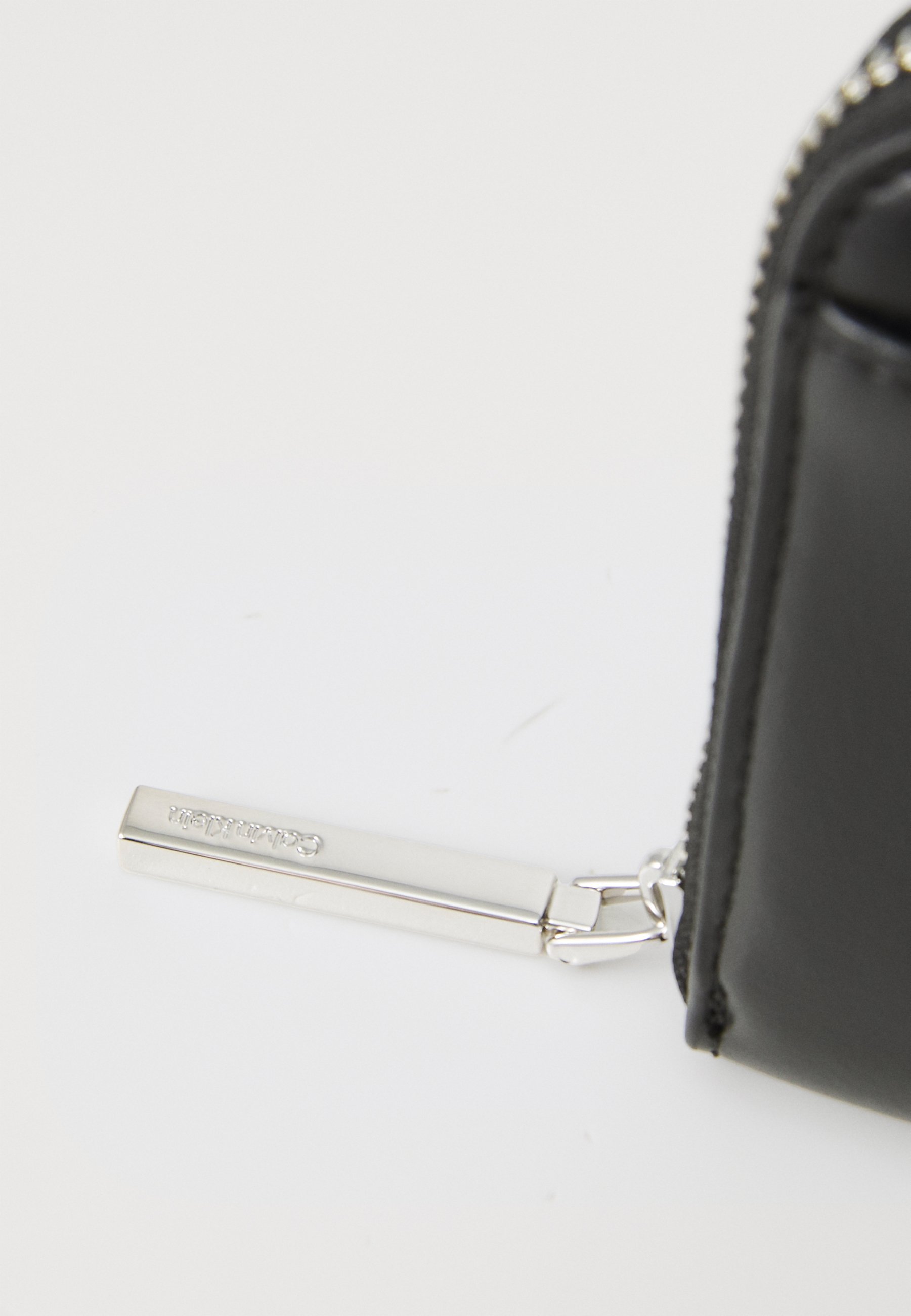 Calvin Klein EMBOSSED LOGO MEDIUM ZIP AROUND - Peněženka - black