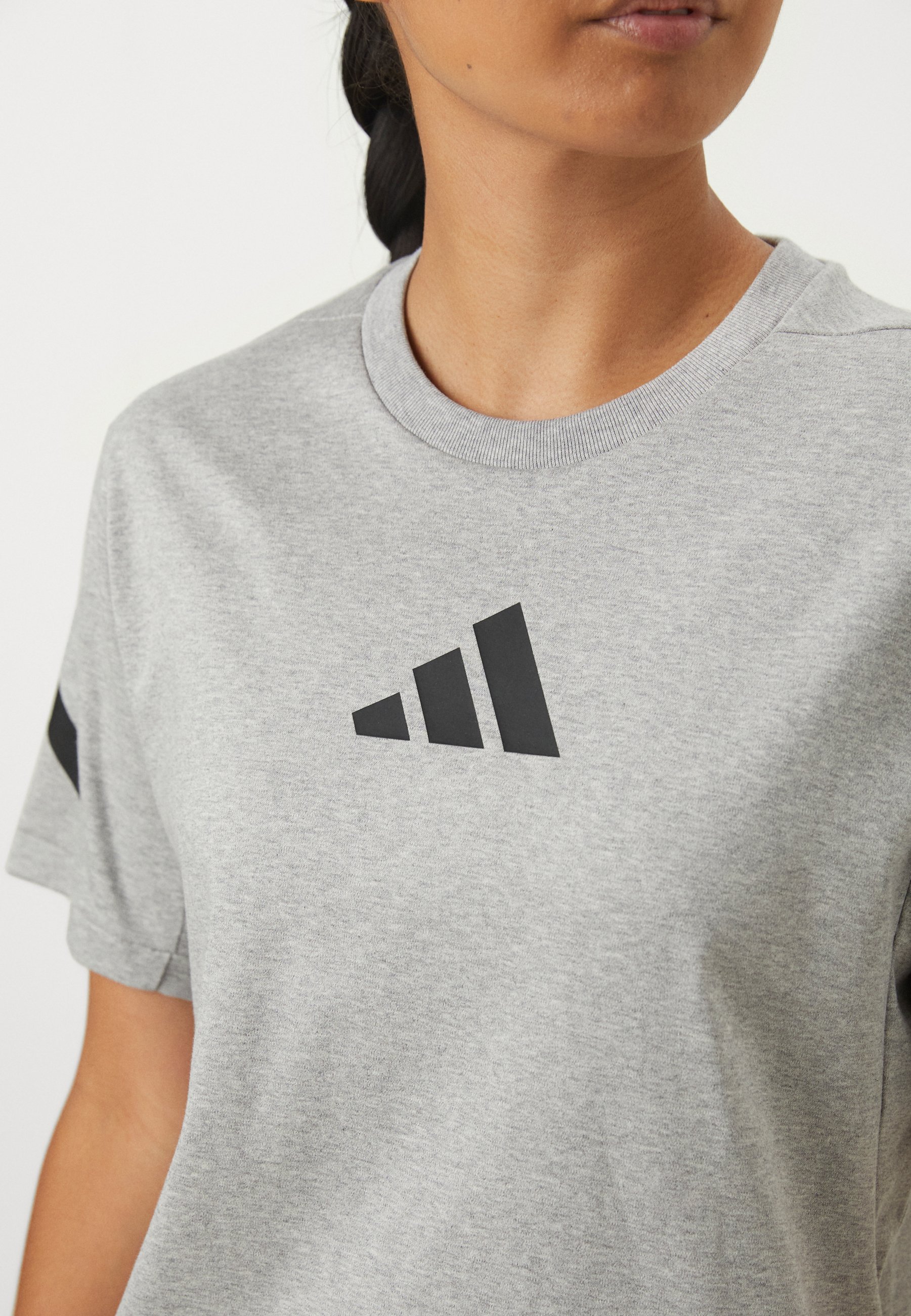 adidas Sportswear ZNE TEE - T-shirt de sport - gris chiné moyen