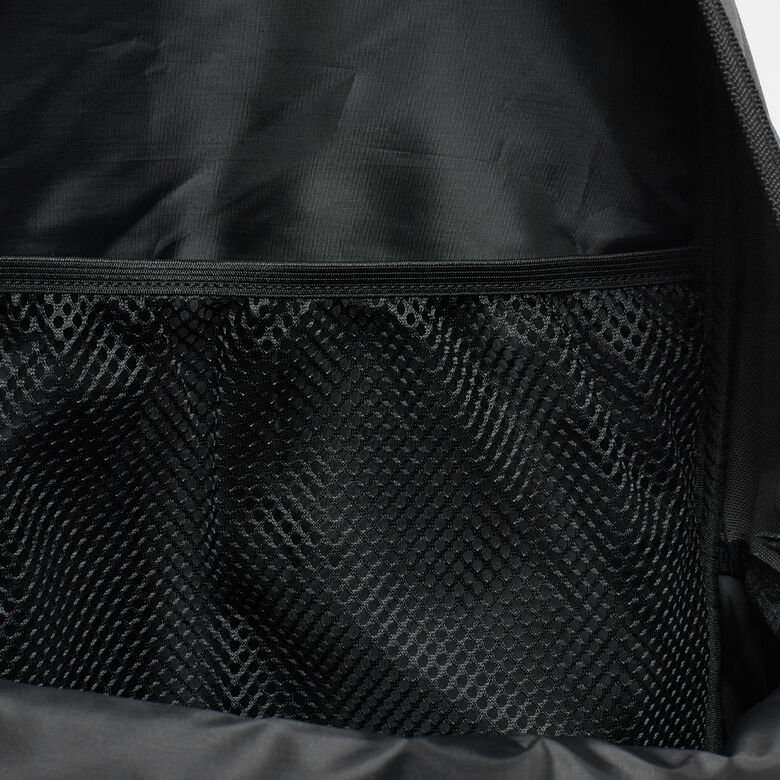 Mochila de skate grande con cordón y logo básico.