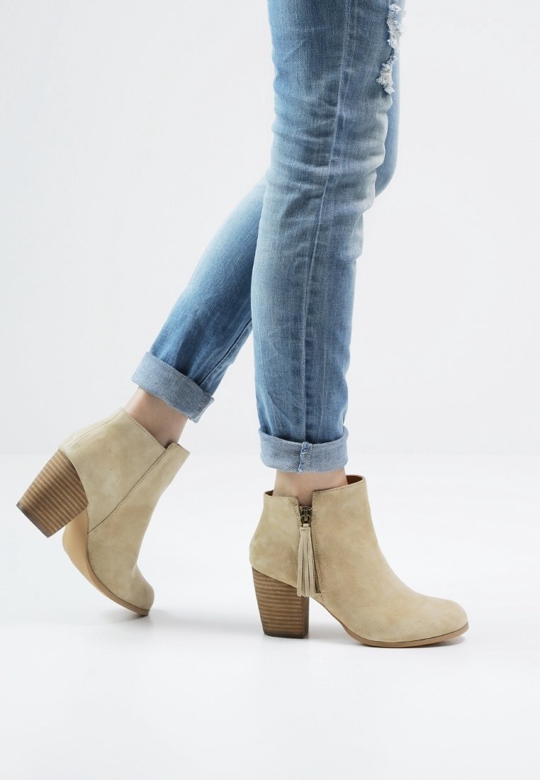 Pier One enkellaarsjes - beige