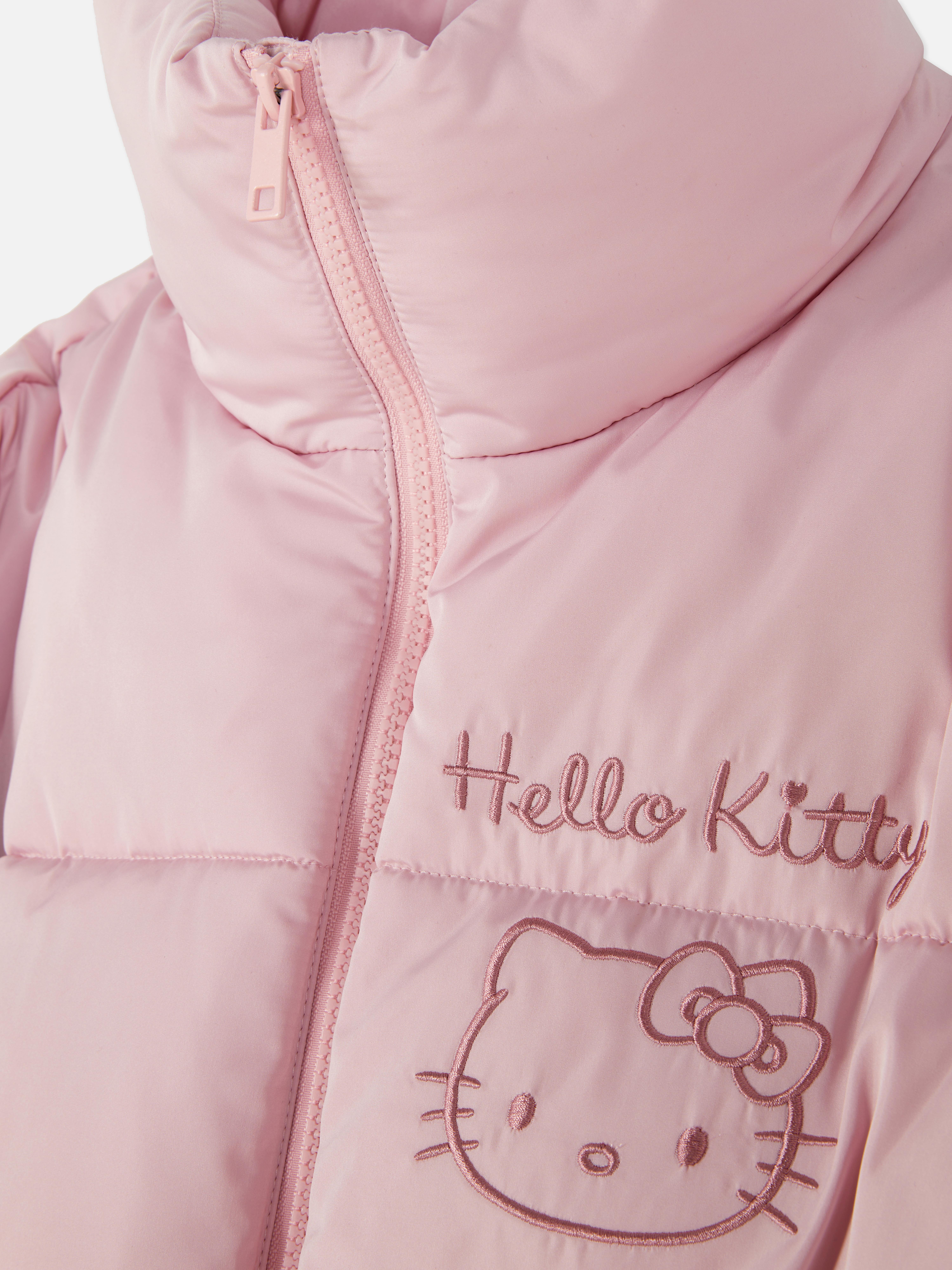 Jachetă pufoasă Hello Kitty. O jachetă căptușită cu guler ridicat, închidere cu fermoar, buzunare laterale și design Kitty White.