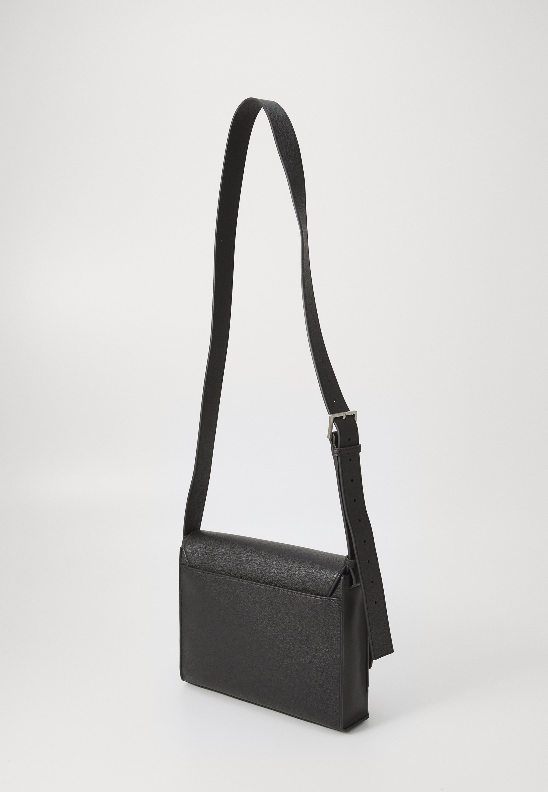 Calvin Klein MICRO PEBBLE MESSENGER - Kabelka přes rameno - black