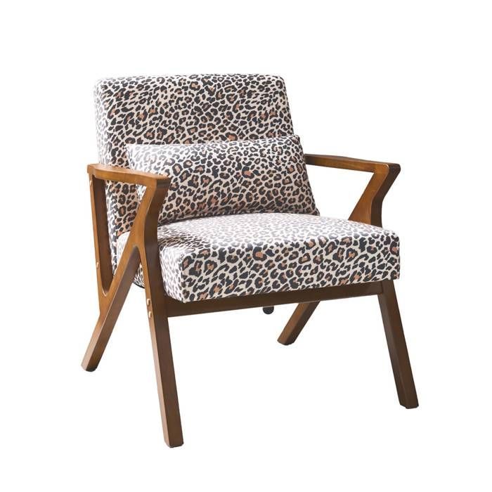 Sillón escandinavo ANTOINE en madera de caucho y estampado de leopardo.