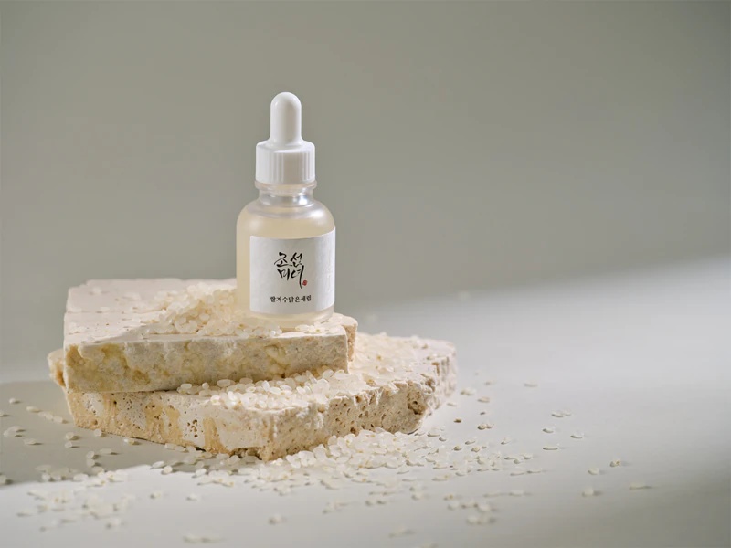 „Beauty of Joseon Glow Deep Serum Rice + Arbutin“ skaistinamasis serumas, suvienodinantis odos atspalvį.