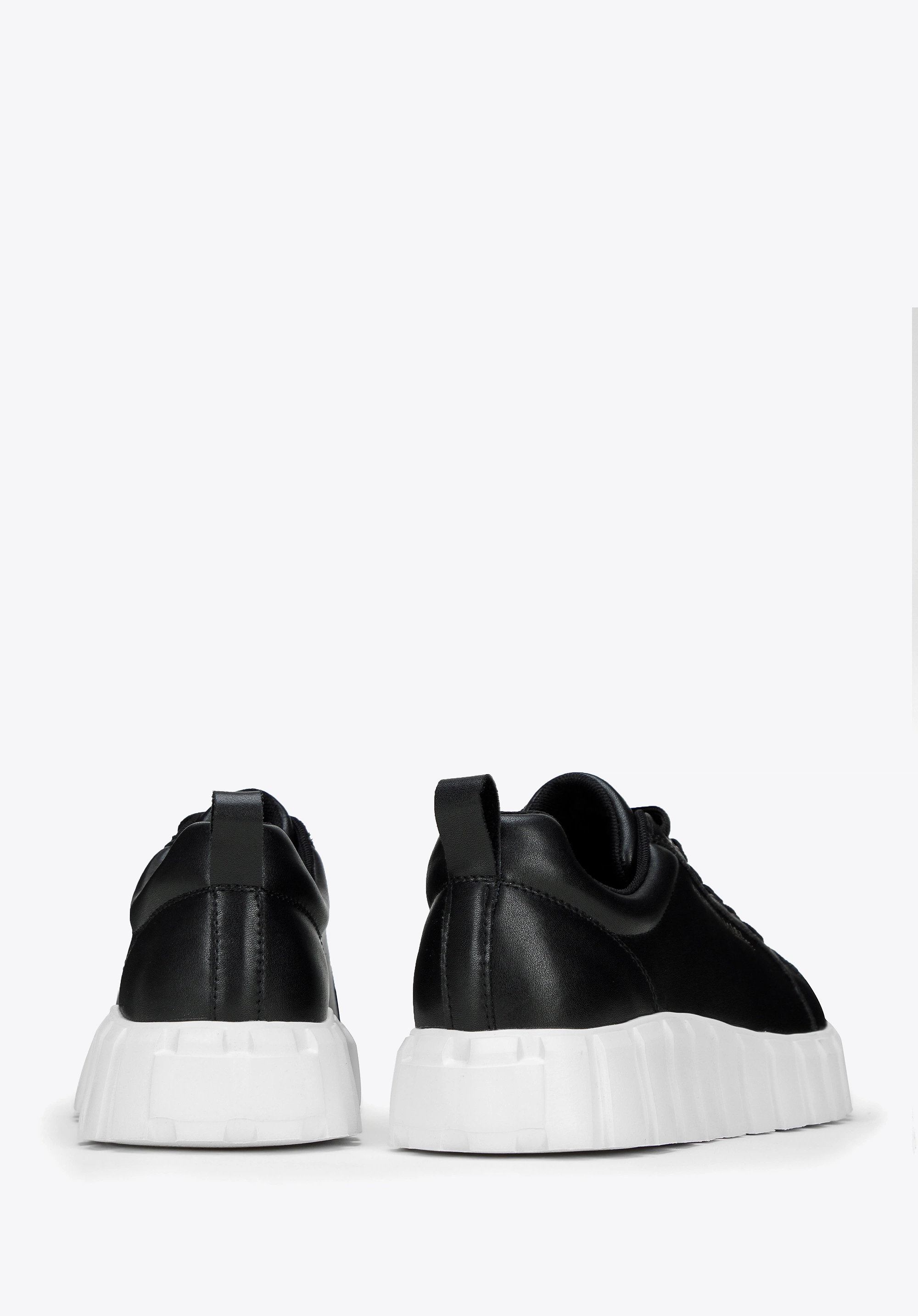 Damskie sneakersy skórzane na grubej platformie czarne