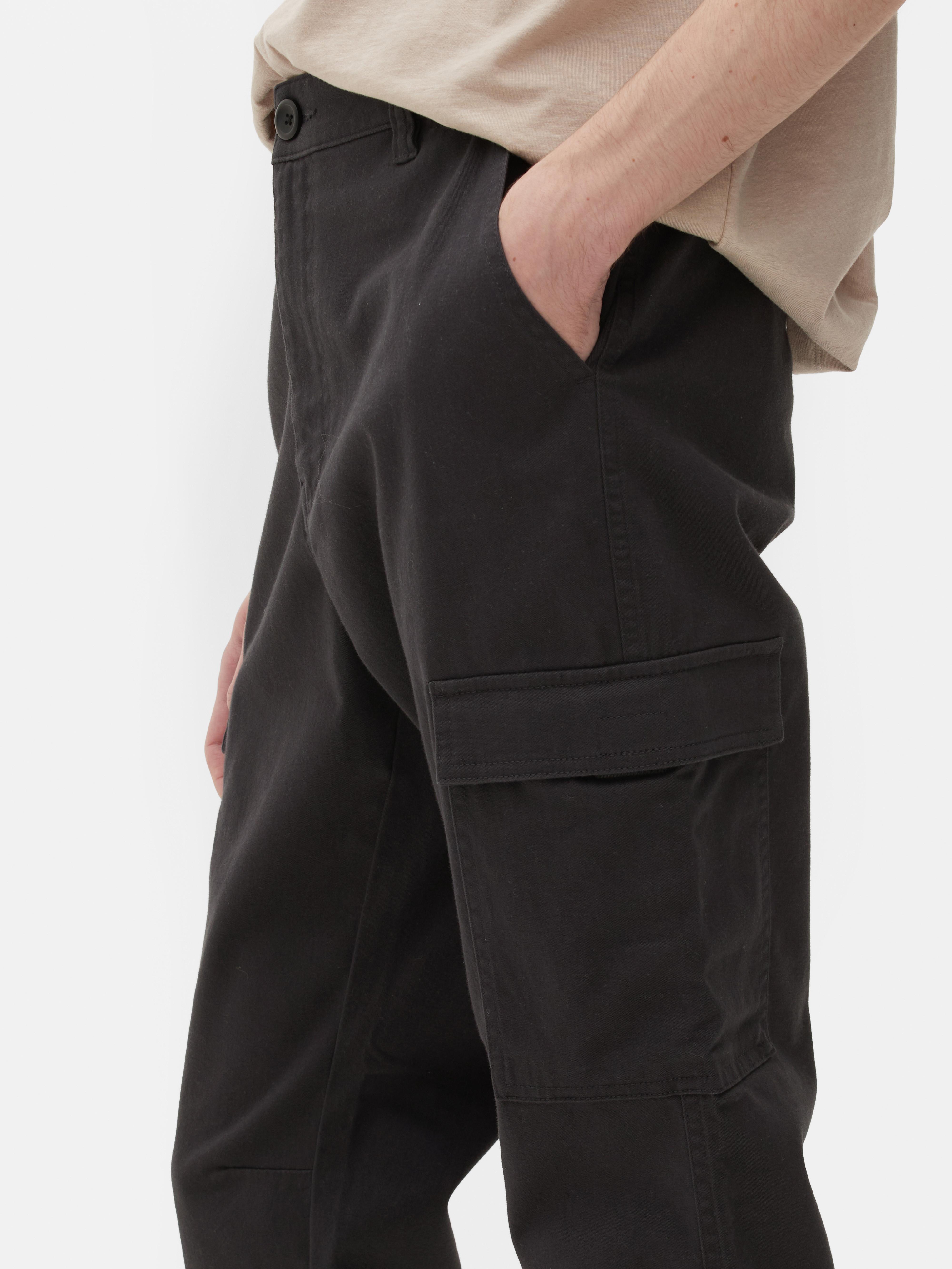 Pantaloni de trening cargo cu manșete la gleznă. Pantalonii de trening perfecți și confortabili pentru aventurile tale zilnice.