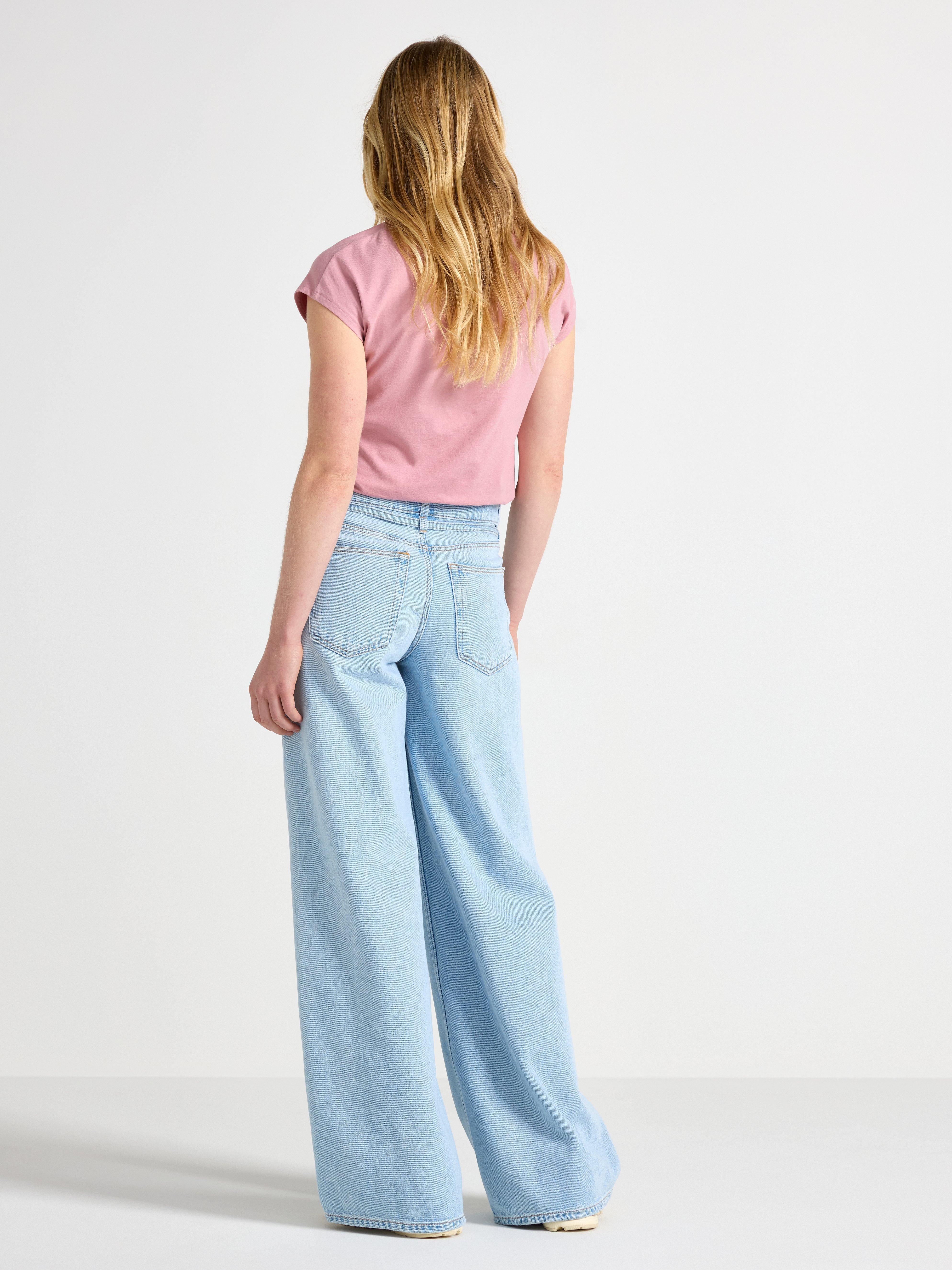 Calça jeans WIDE macia com pernas extra largas em denim claro.