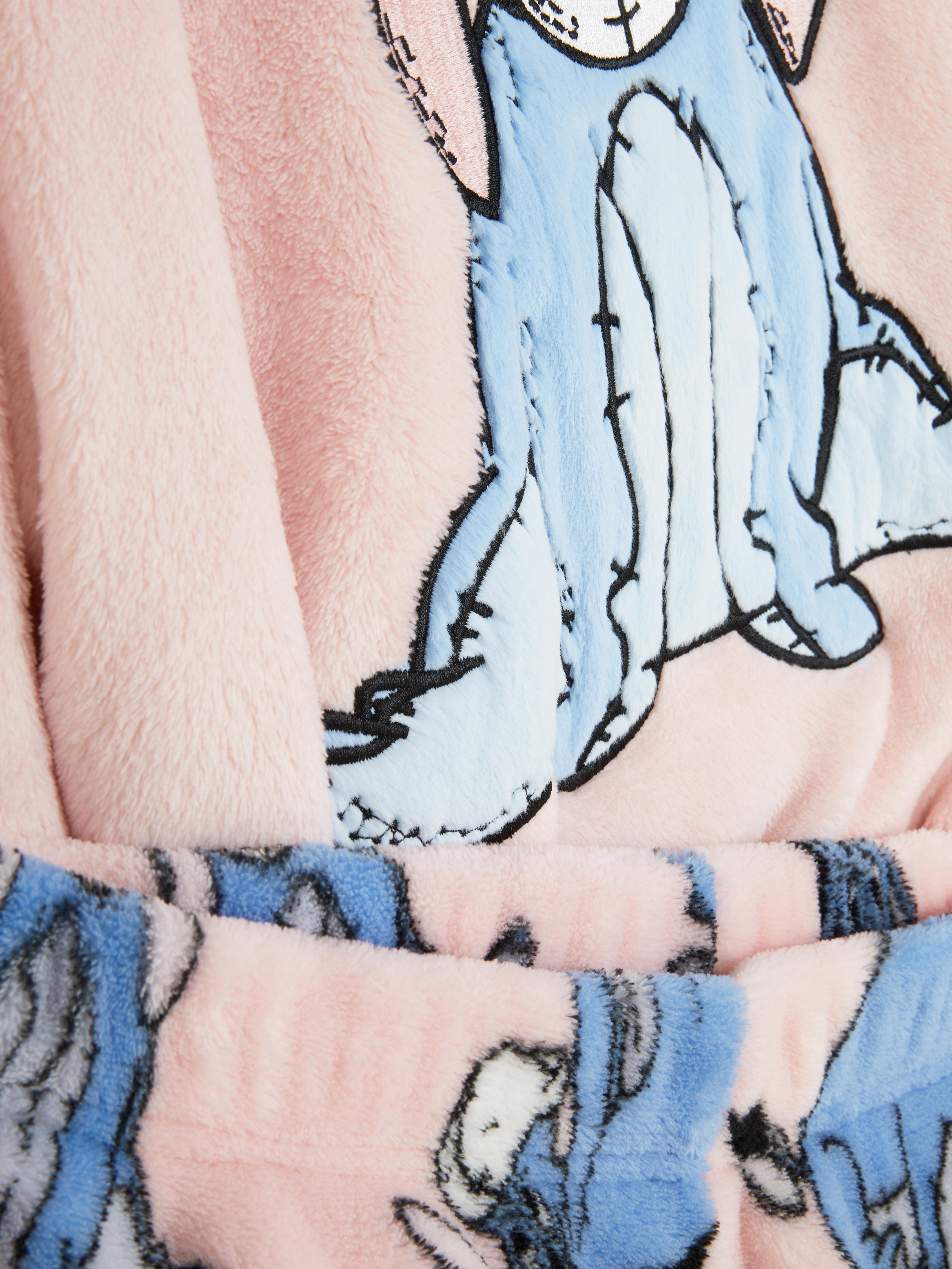 Pijamale Disney cu mânecă lungă din fleece Un set de pijamale Disney din două piese, cu un top cu mânecă lungă și pantaloni de trening în stil jogging