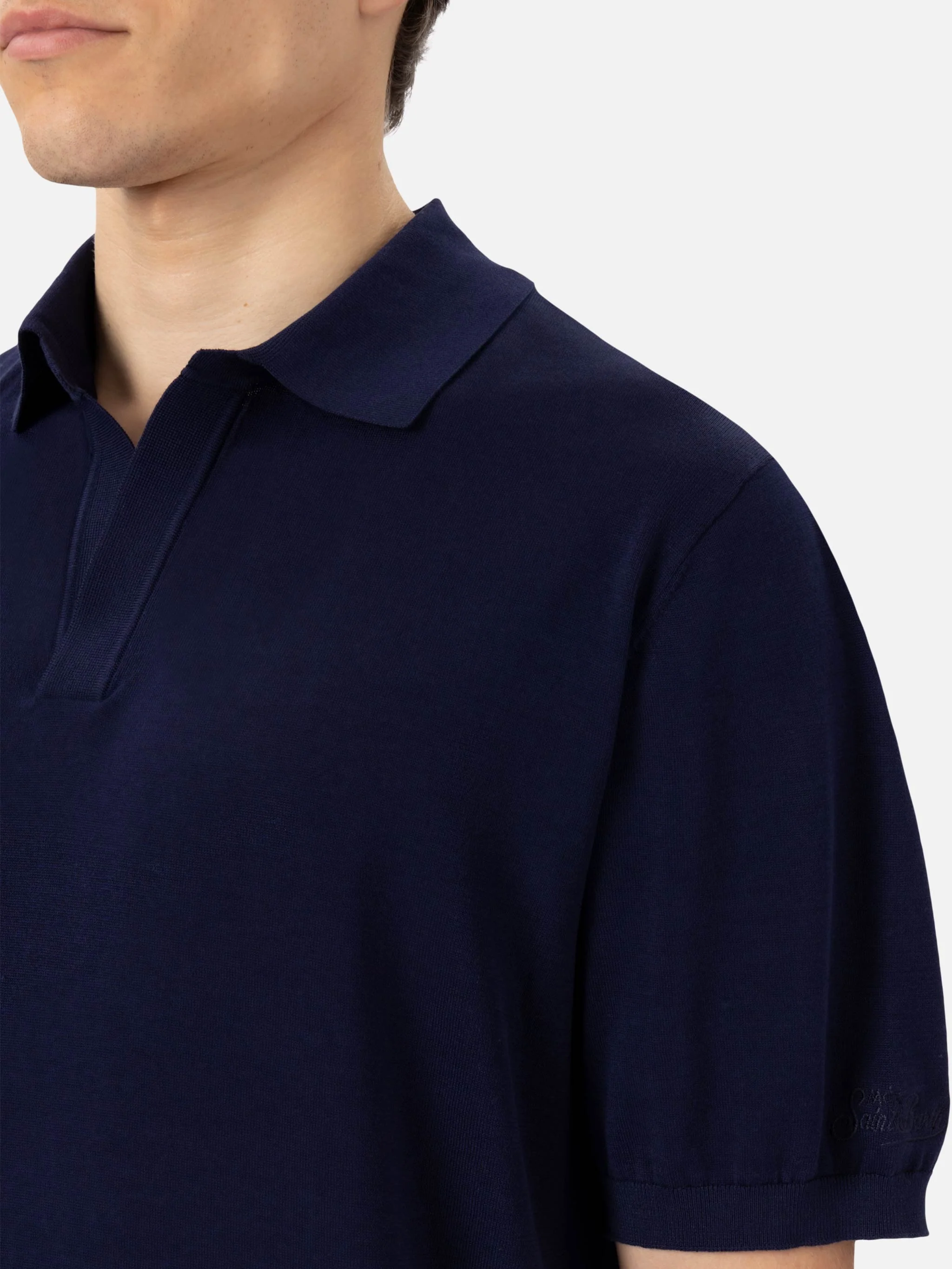 Sloan poloshirt in marineblauw, gebreid van zijde en katoen.