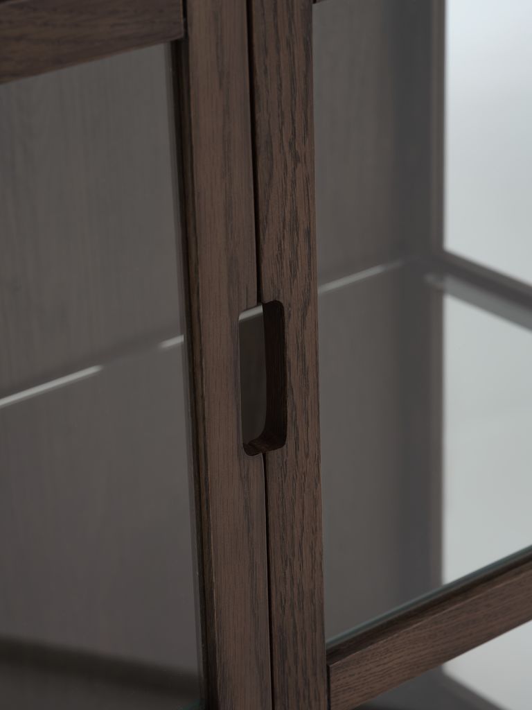VESTERBY Vitrina VESTERBY žema, 2 durų, tamsaus ąžuolo