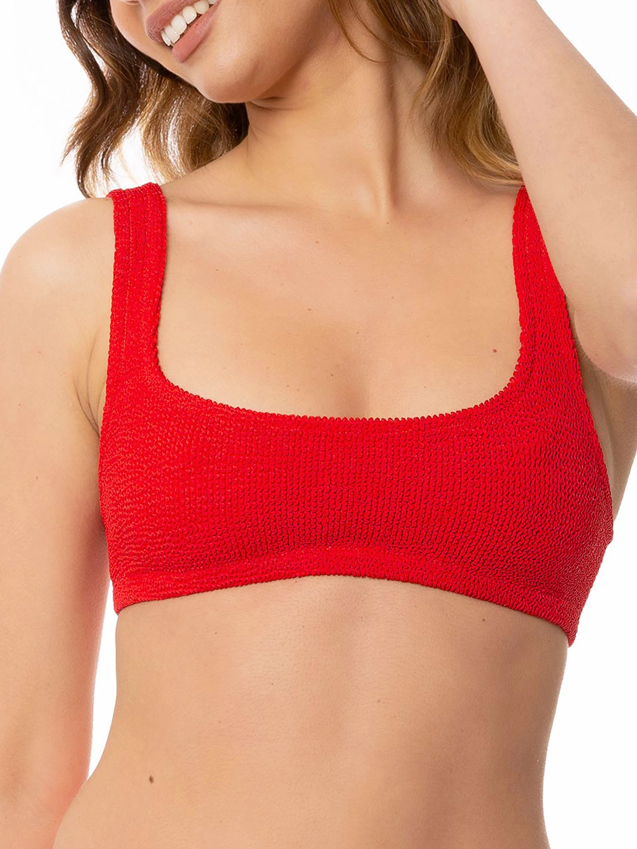 Traje de baño de mujer con top tipo bralette rojo arrugado