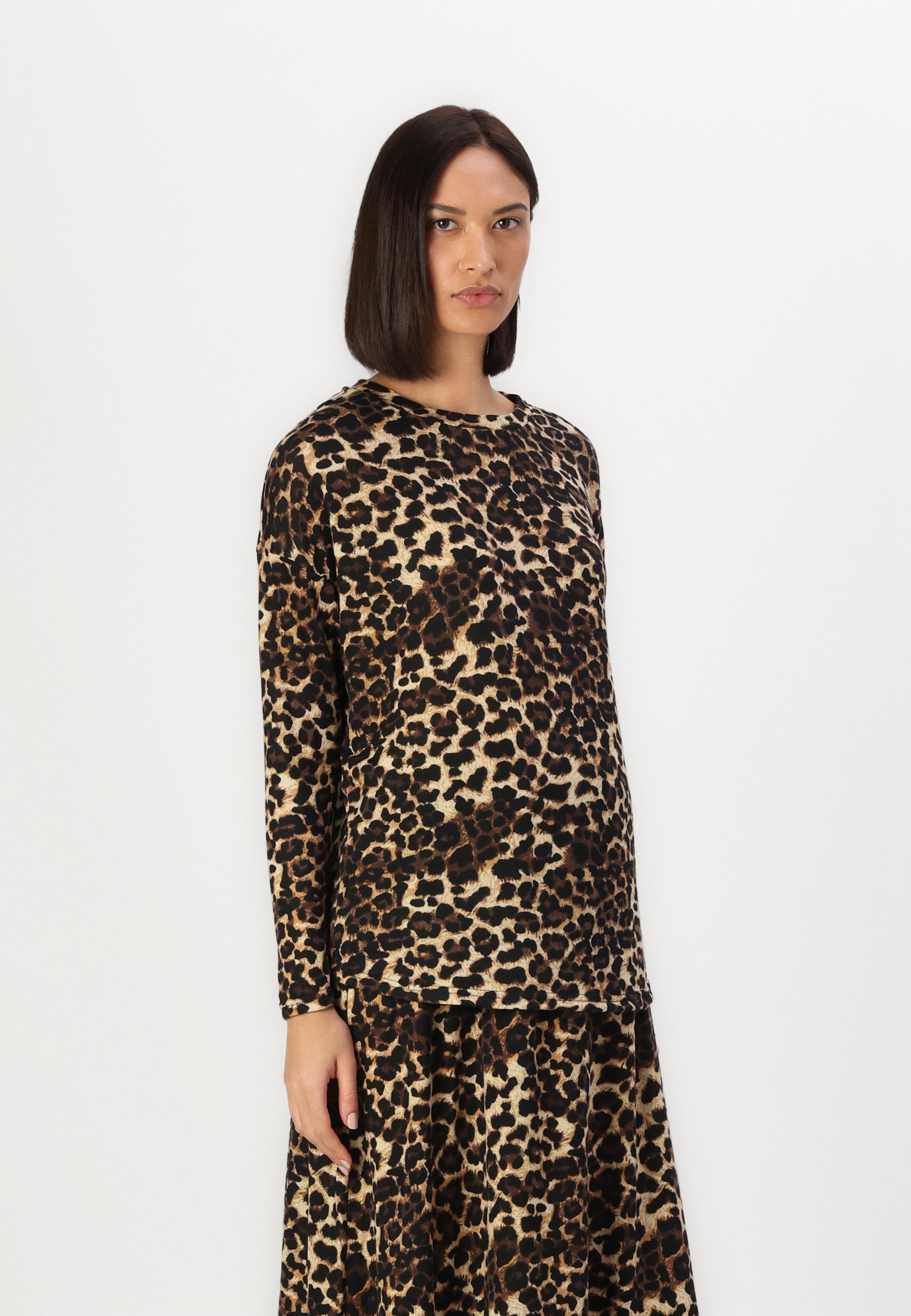 BLUSA DE MATERNIDADE ONLY MATERNITY OLMPAMIS COM DECOTE EM O - Blusa de manga comprida - preta