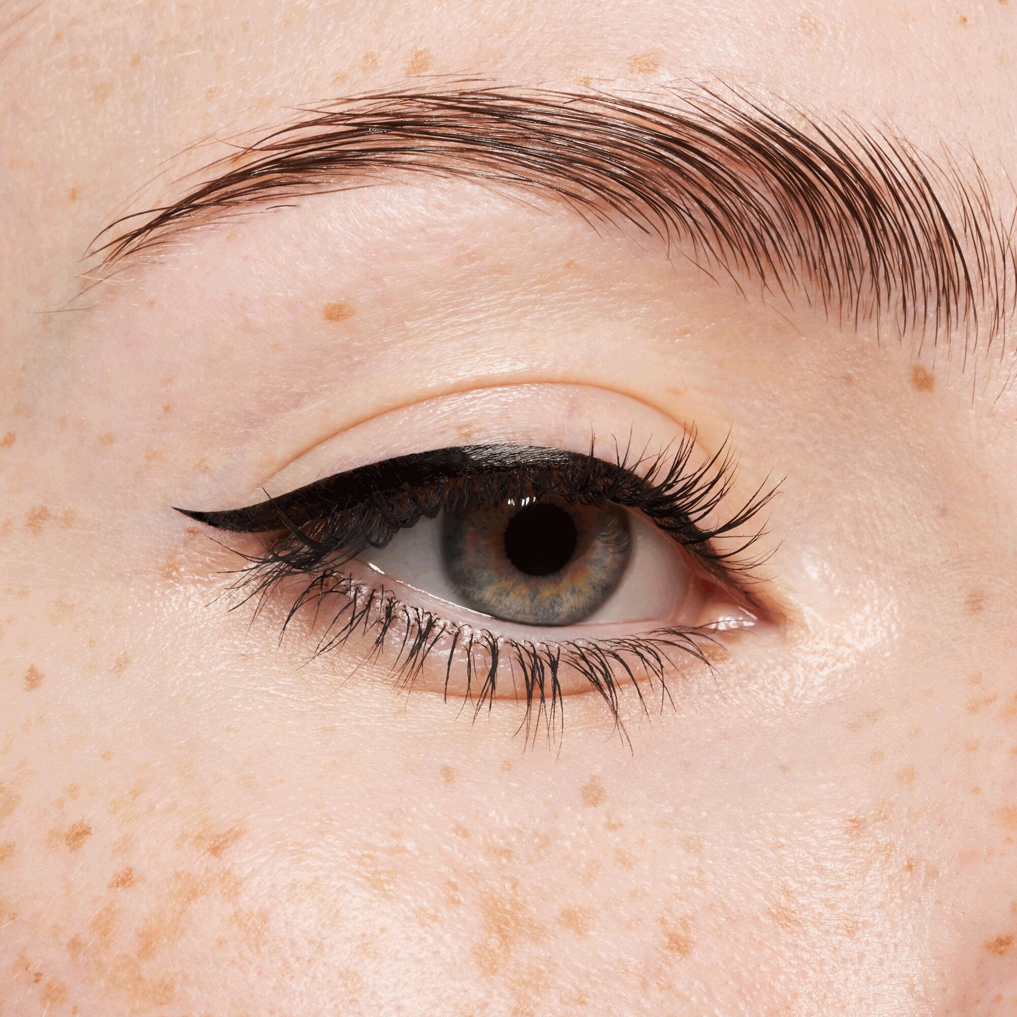 „It's Easy Tattoo Liner“ vandeniui atsparus akių pieštukas Akių pieštukai ir akių kontūro pieštukai