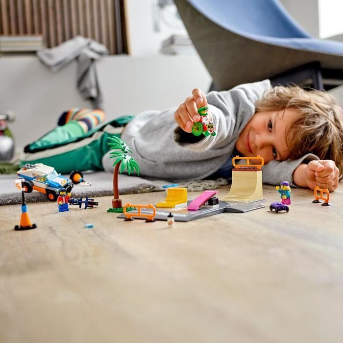LEGO® City 60290 Skeittipuisto, rakennussetti skeittilaudalla, BMX-pyörällä, kuorma-autolla, lelulahjaidea 5-vuotiaille ja sitä vanhemmille lapsille