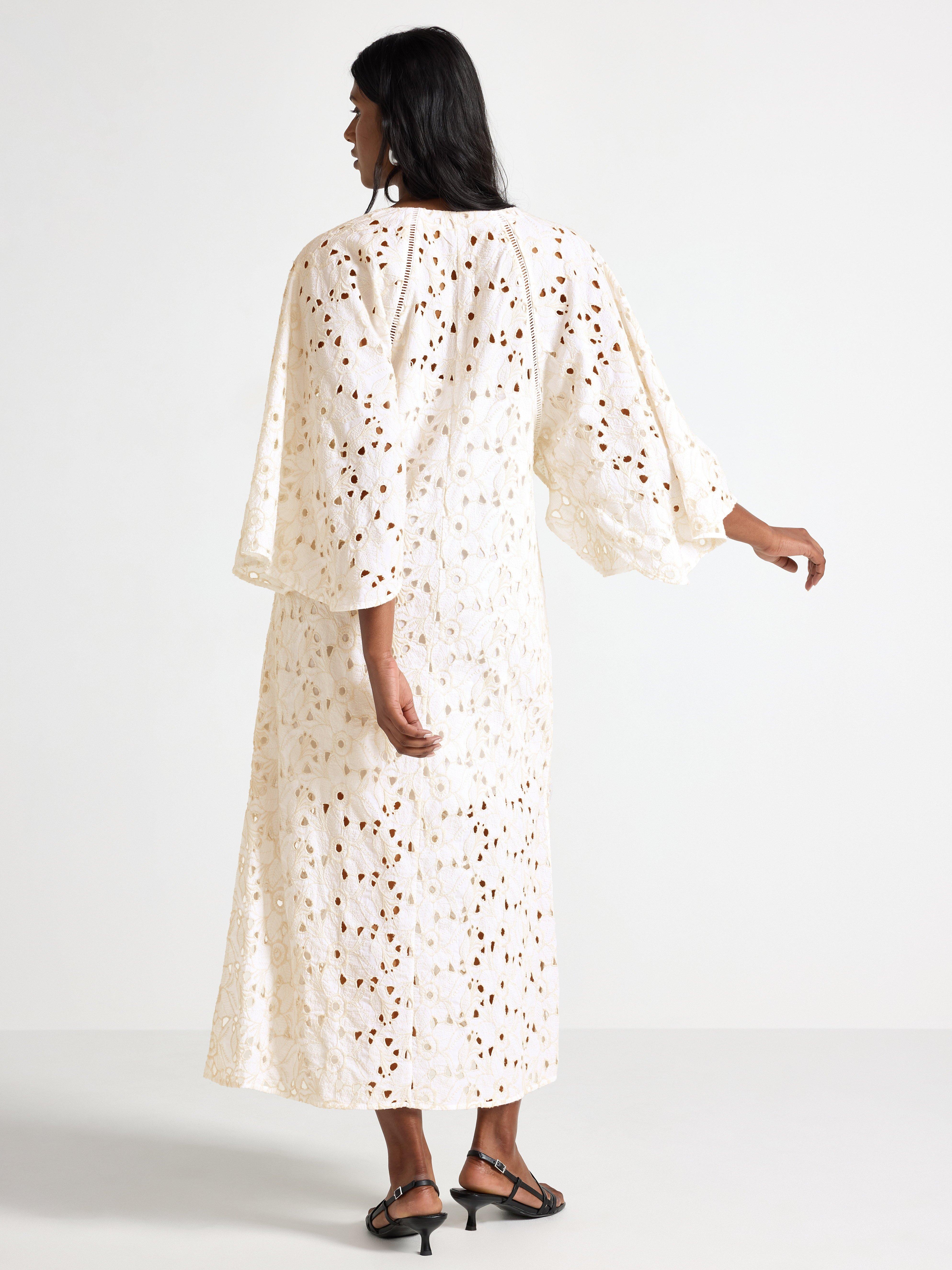 Vestido longo com bordado inglês branco claro