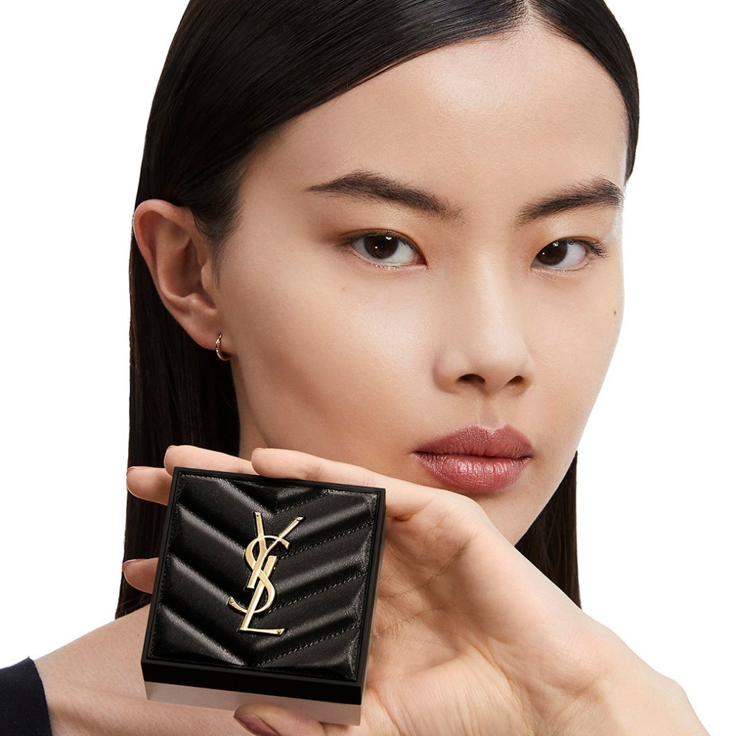 Yves Saint Laurent puder u prahu All Hours Hyper Blur - 10 g