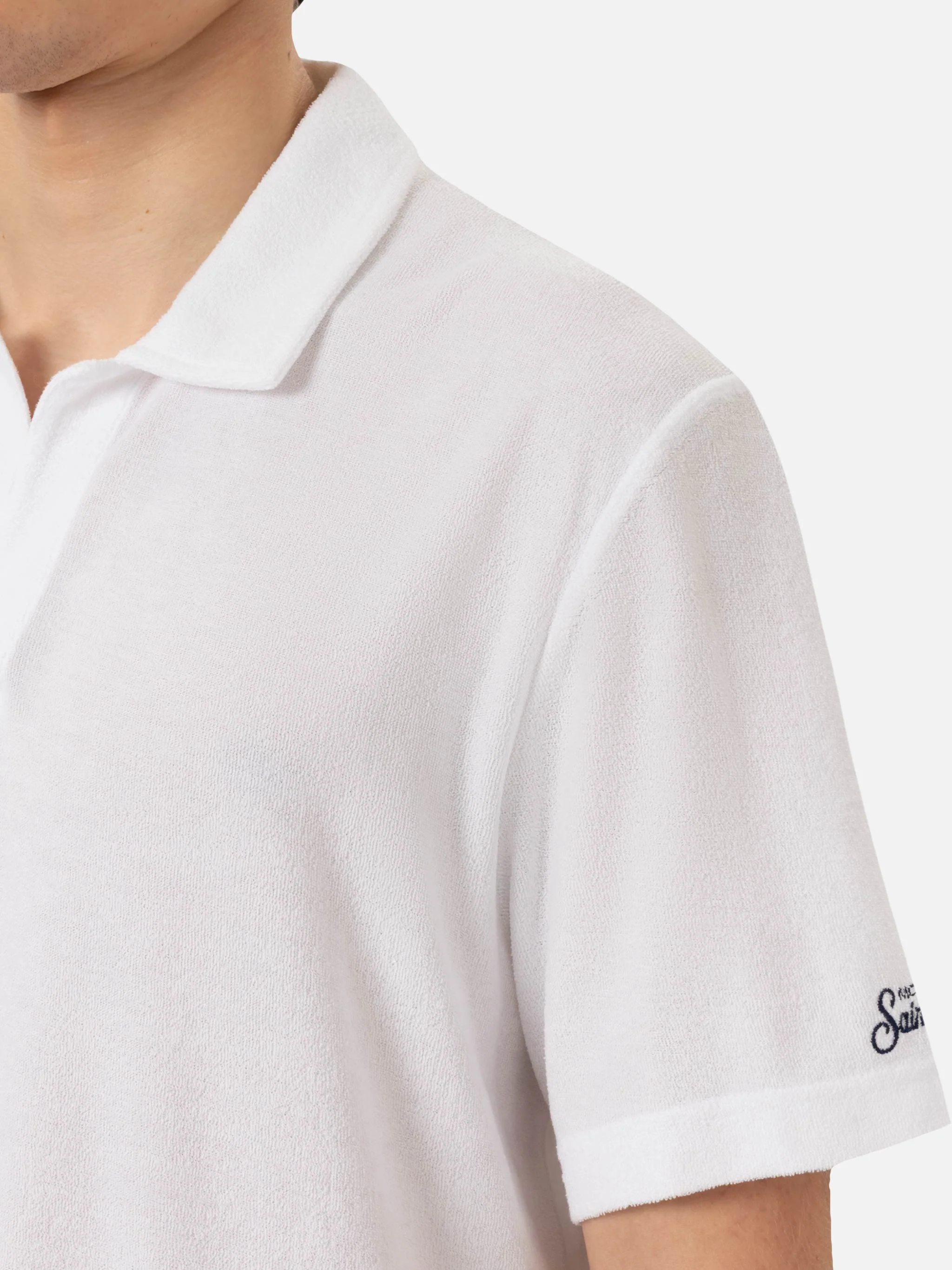 Jeremy Polo in een witte badstof