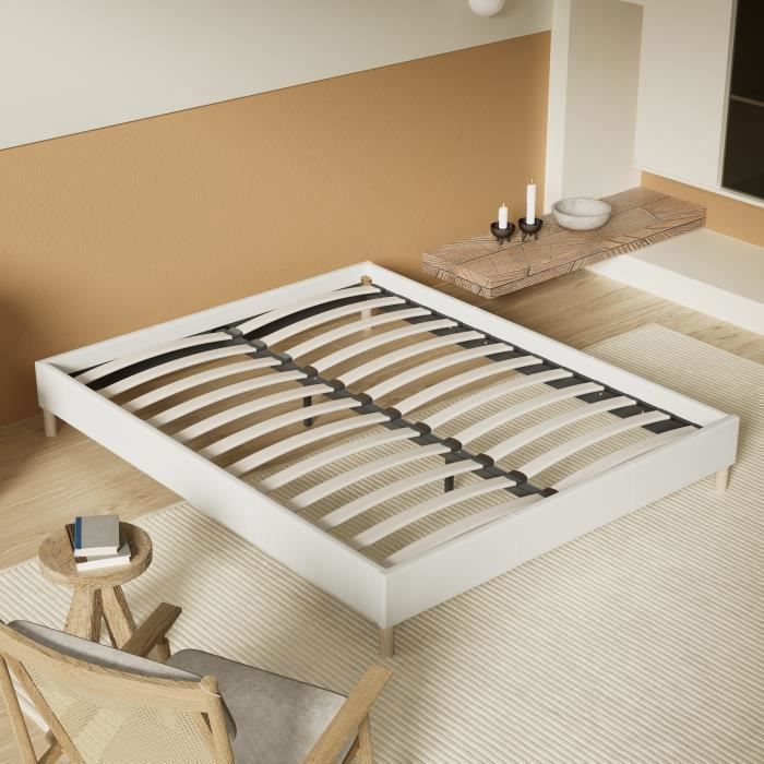 Bed met lattenbodem 140 x 200 cm - Witte stoffen bekleding - Stabiel en stevig - Verstevigende middenpoten