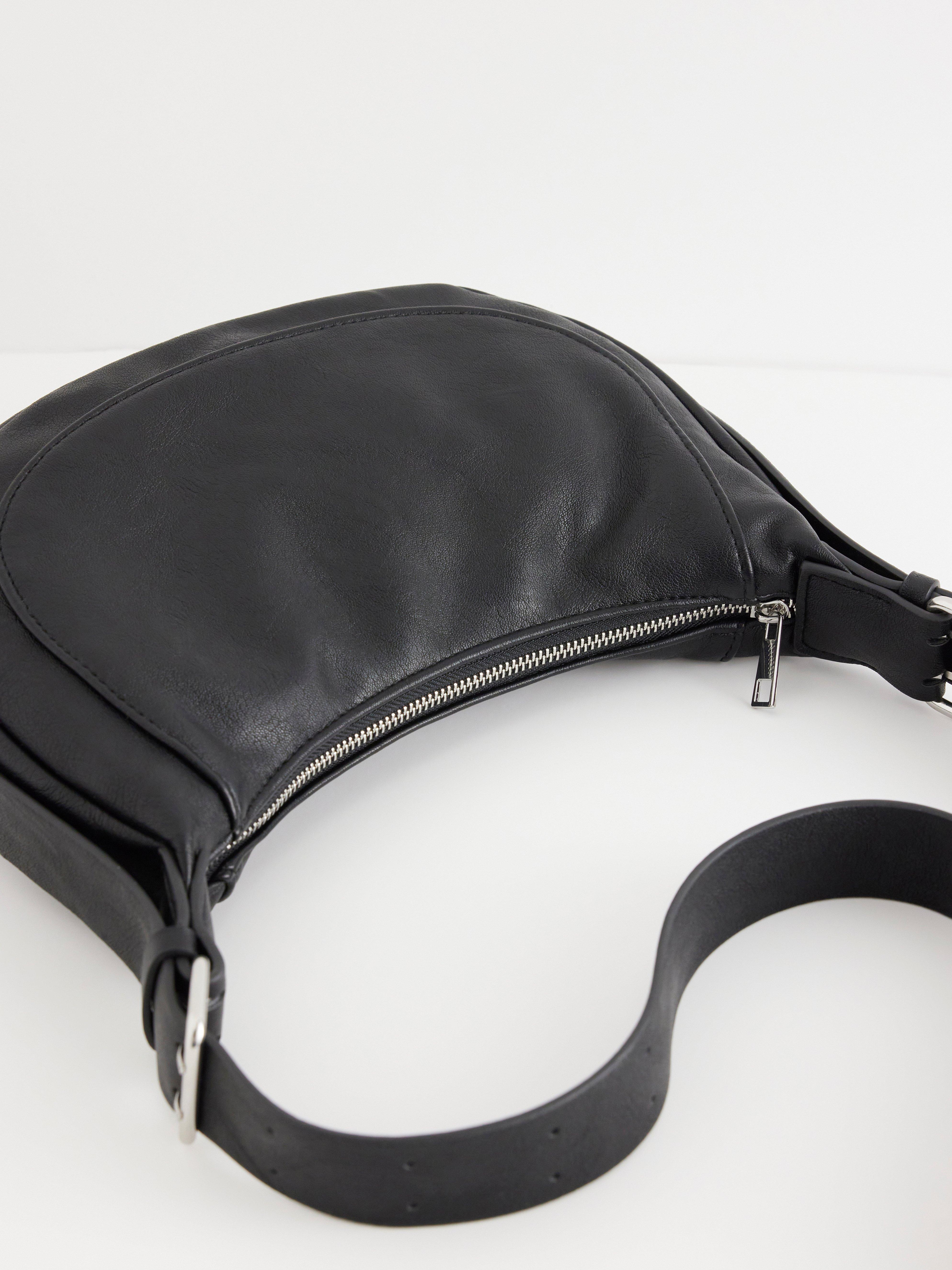 Bolsa de ombro em couro sintético preta