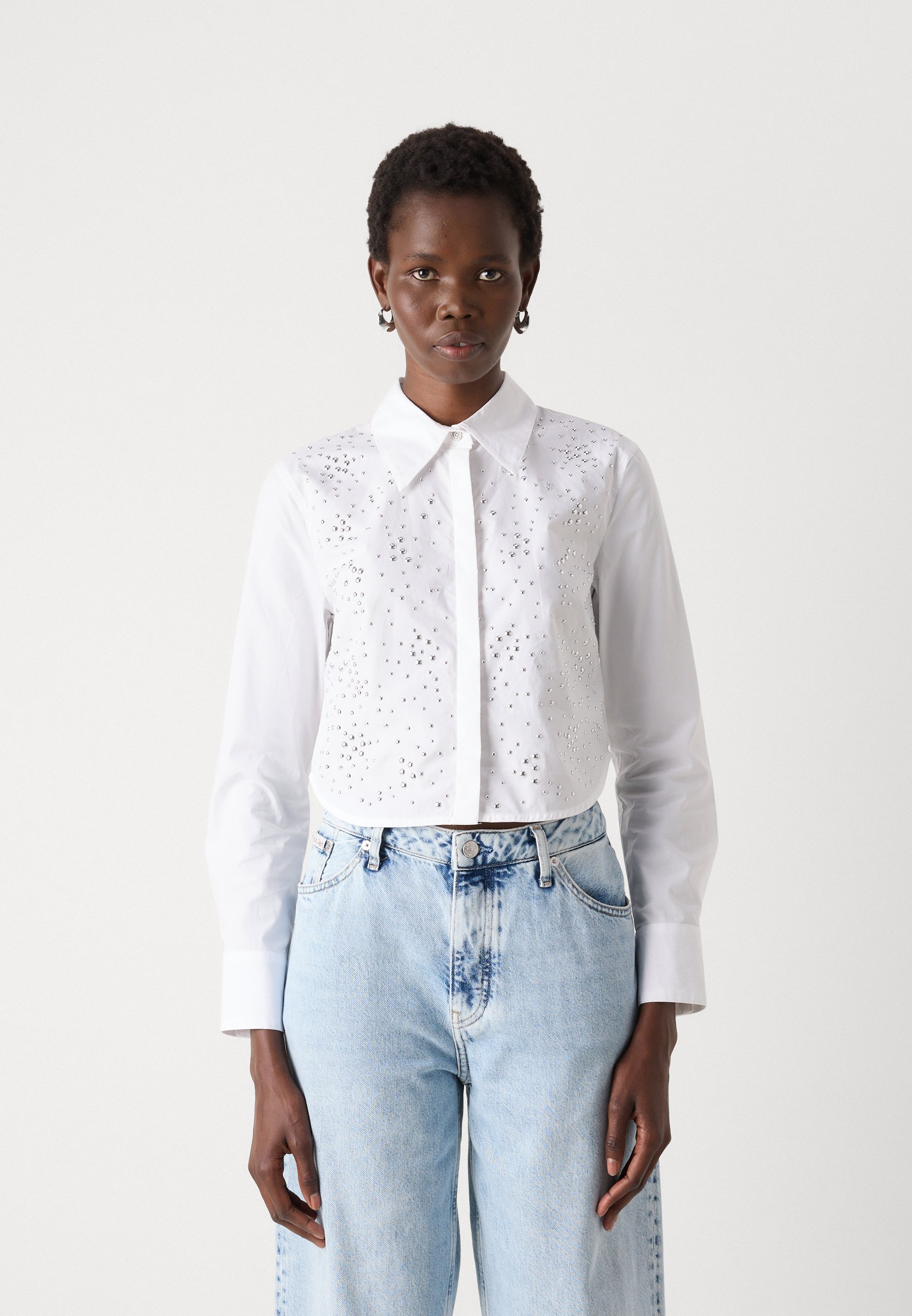 DKNY CROPPED COVERED PLACKET BUTTON FRONT SHIRT STUD EMBELLISHMENT - Halenka s knoflíky - white