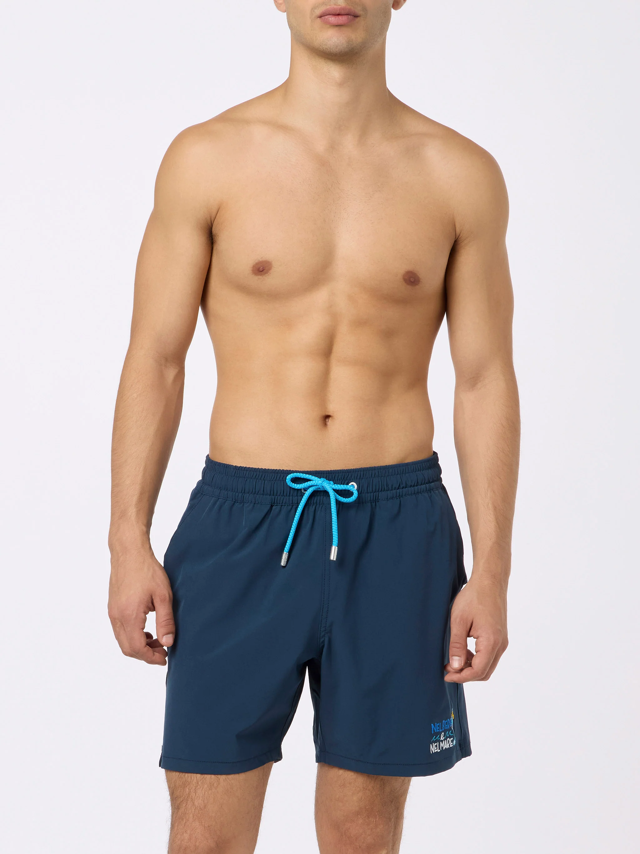 Klassiek, comfortabel stretchbadpak met borduursels. In het water en in de zee.