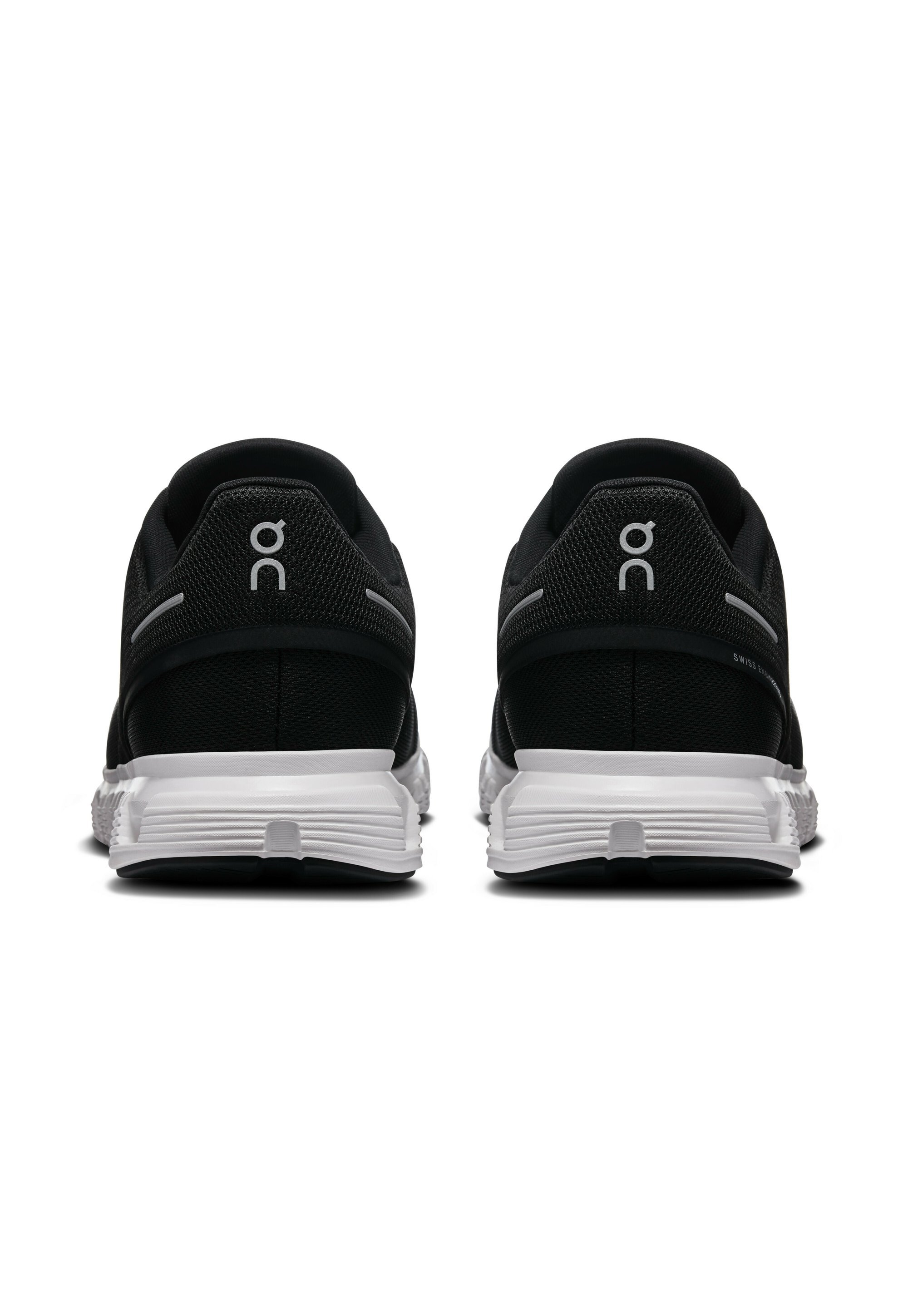Op lage sneakers