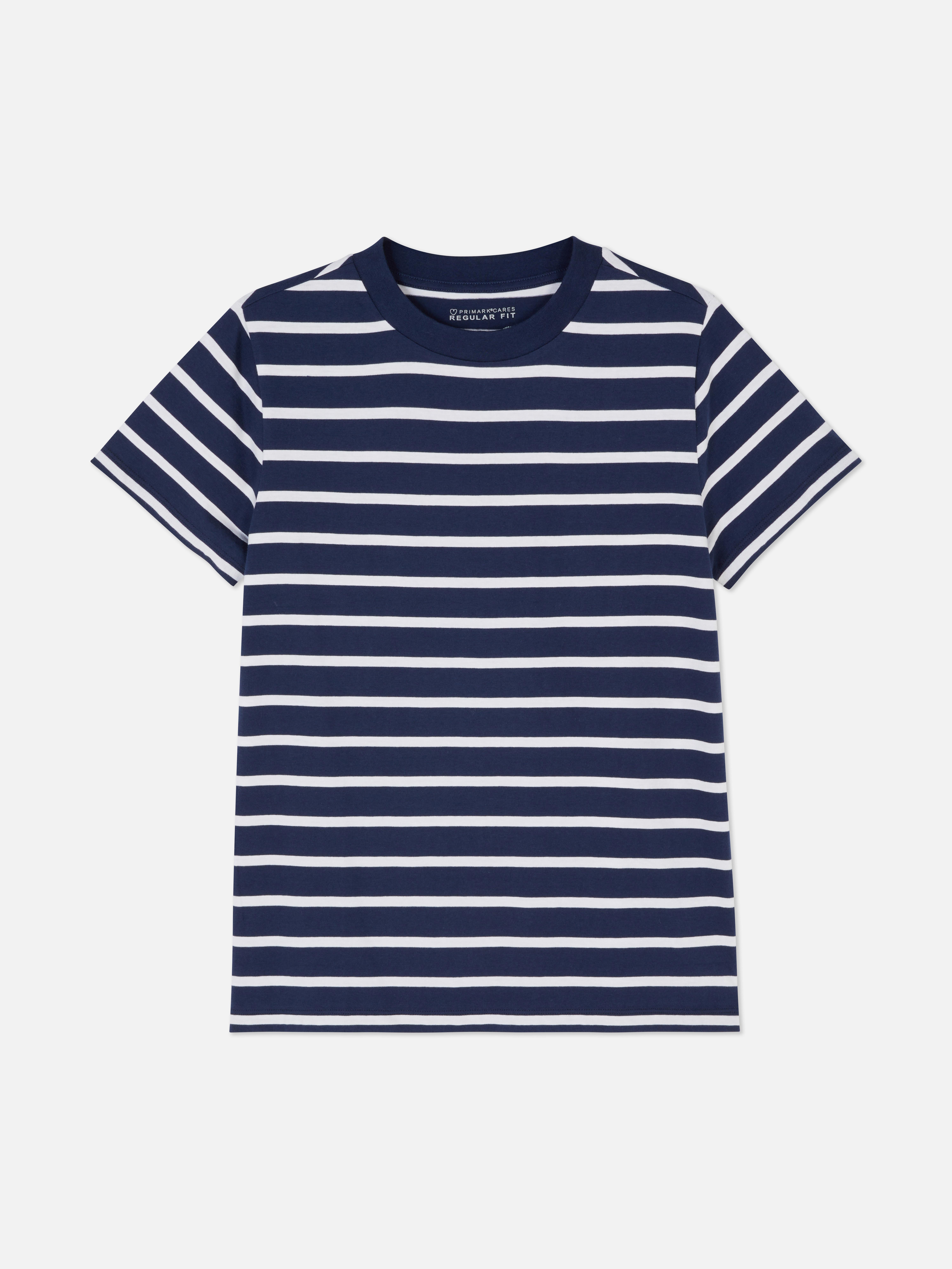 Tricou cu guler rotund și dungi. Acest tricou din bumbac cu dungi și guler rotund este indispensabil în orice garderobă.