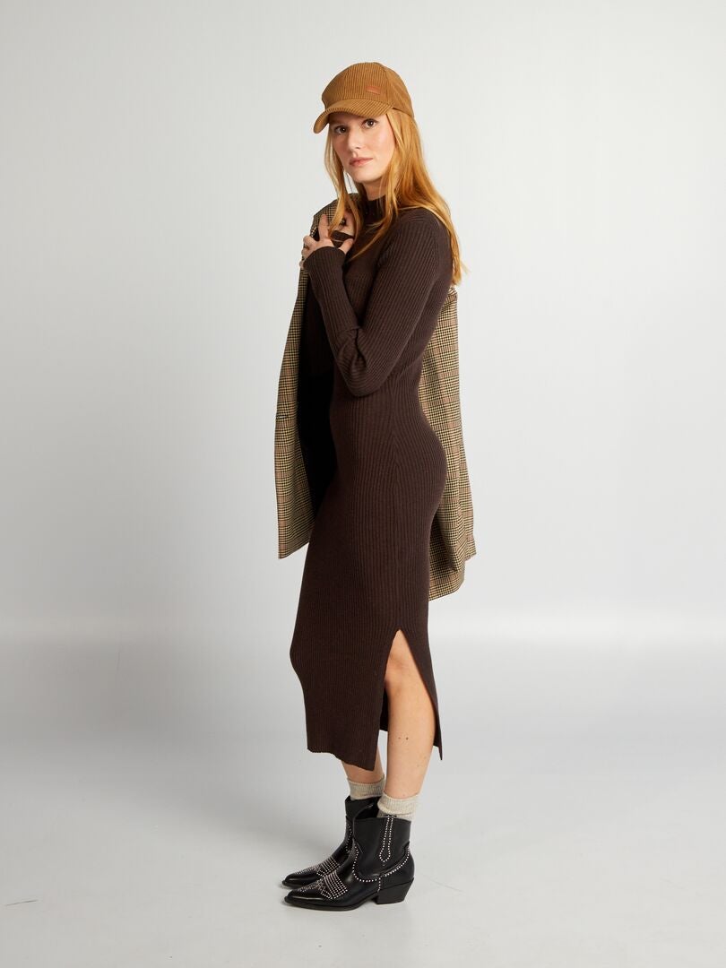 Geribbelde midi-jurk met hoge hals - BRUIN
