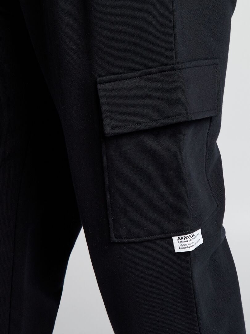 Calça de moletom com vários bolsos - preta