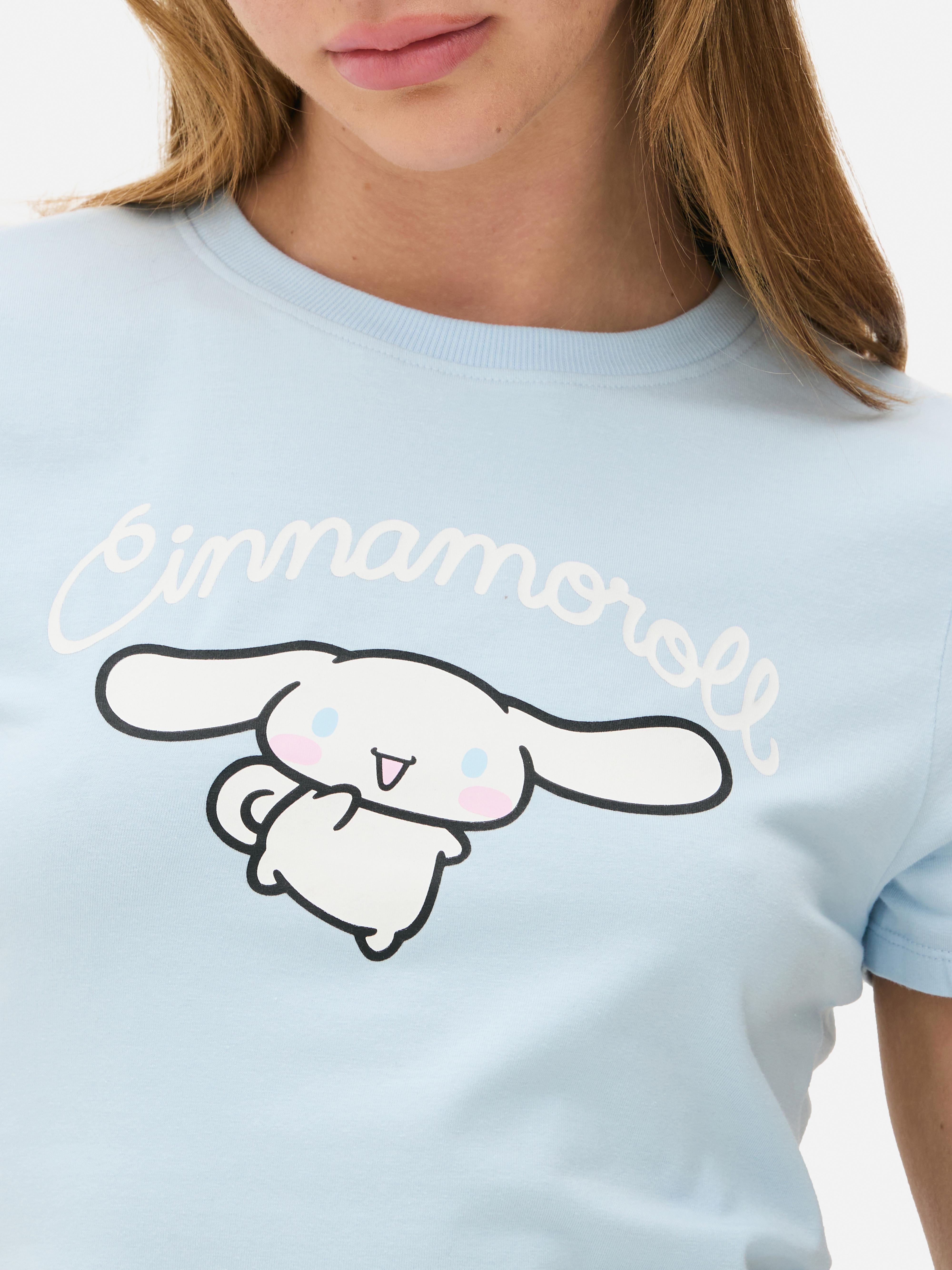 Hello Kitty Cinnamoroll baba póló Ez a baba póló rövid ujjú és Sanrio mintával rendelkezik.
