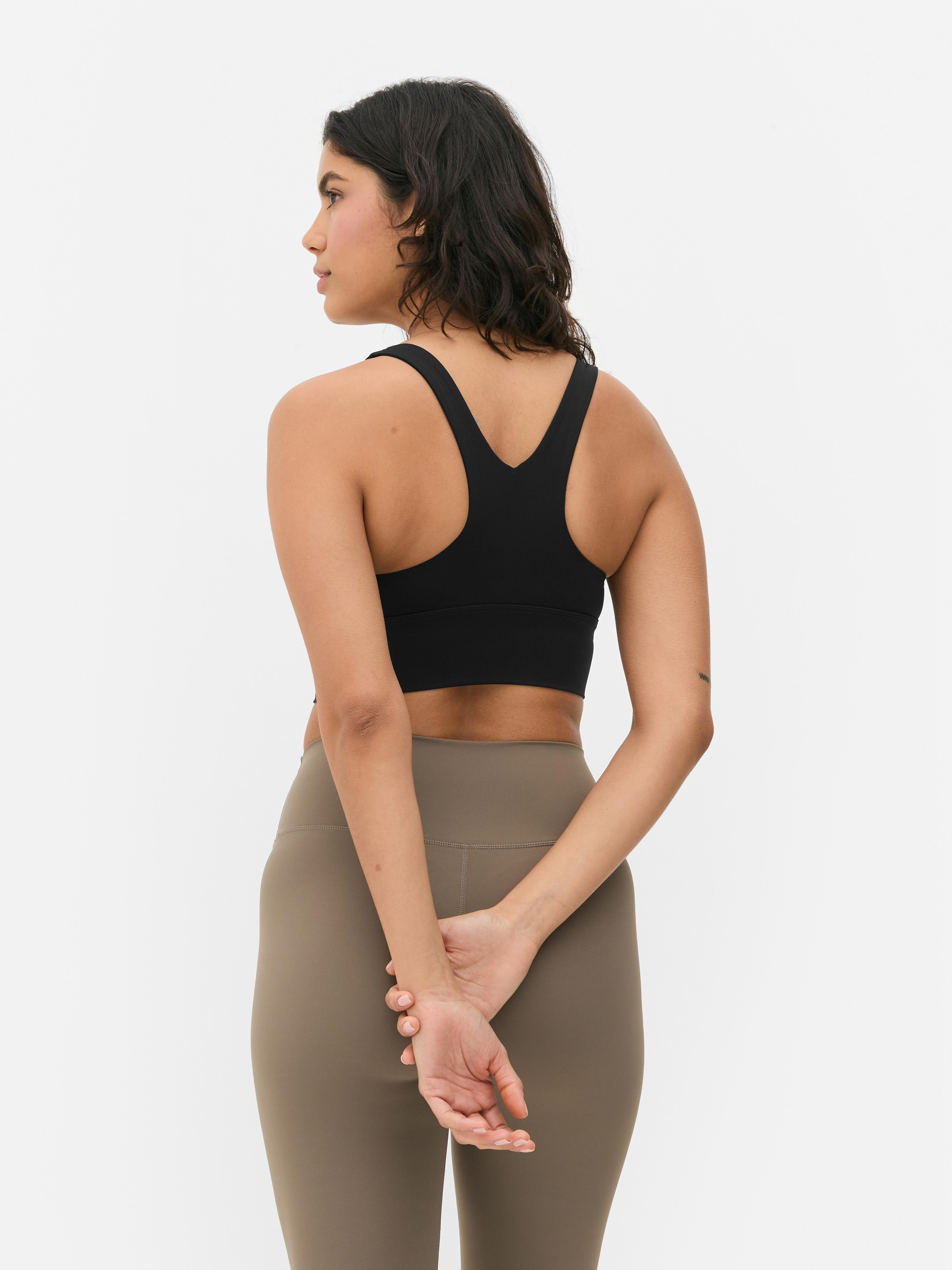 Top scurt, moale, cu imprimeu floral. Un top scurt confortabil și elegant pentru colecția ta sport.
