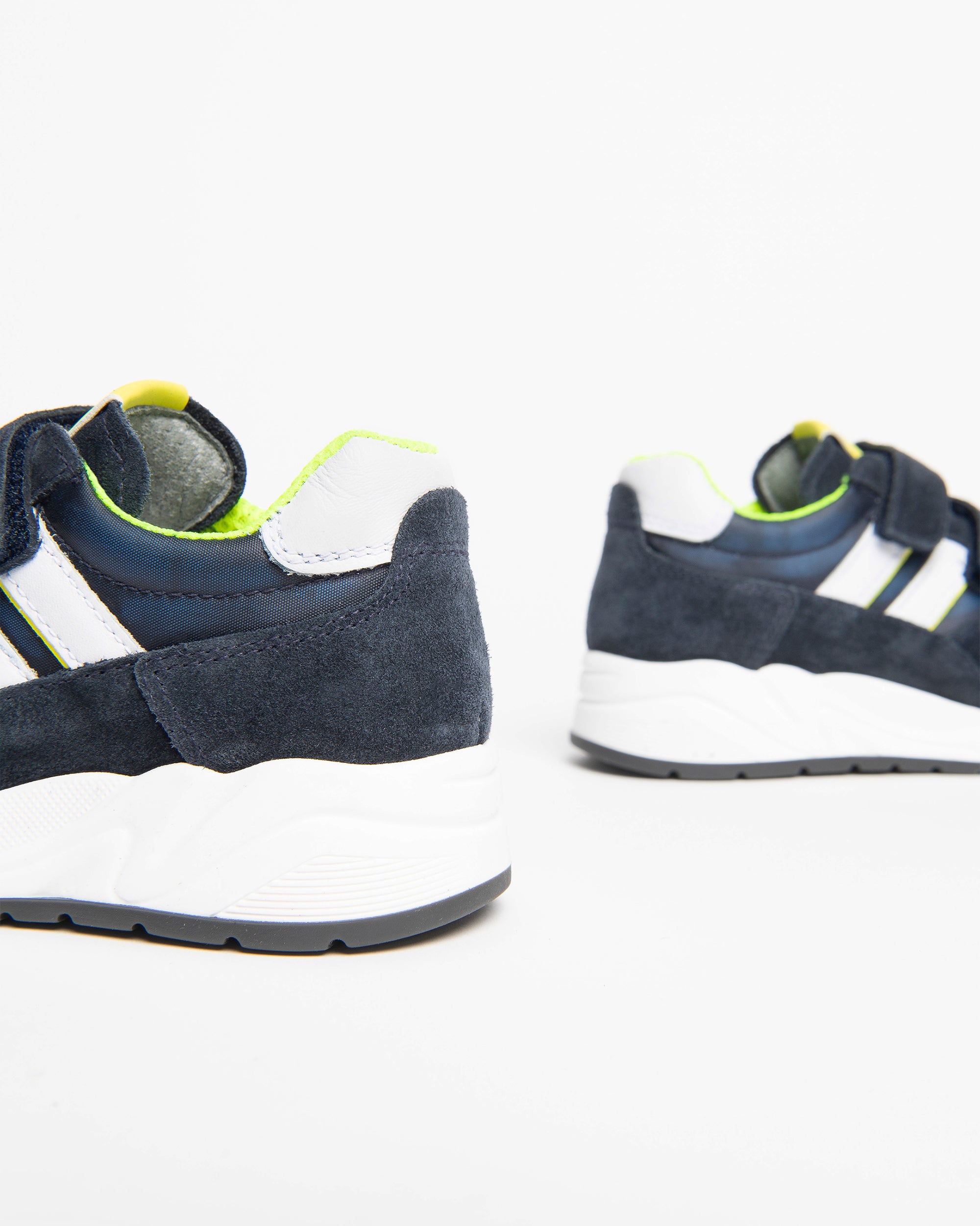  Baby-Sneaker aus Leder und Wildleder