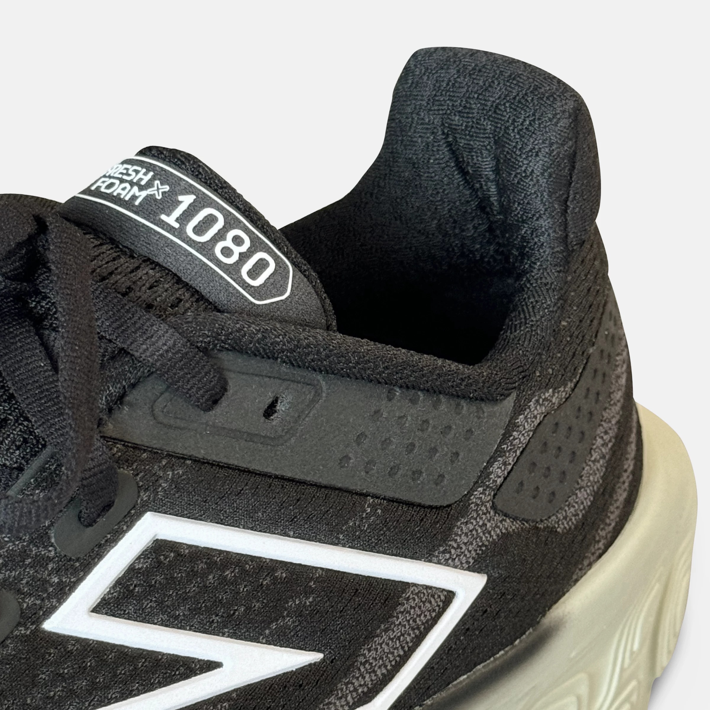Fresh Foam X 1080v13 Black con lichen green