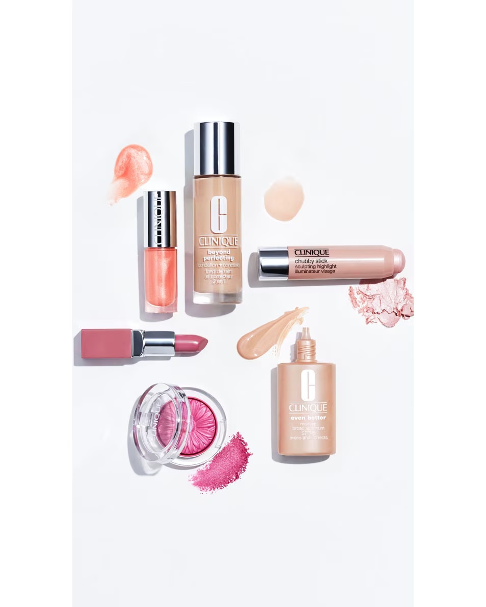 Fond de ten lichid CLINIQUE Beyond Perfecting Fond de ten și corector într-unul singur, pentru un aspect natural care durează 24 de ore.